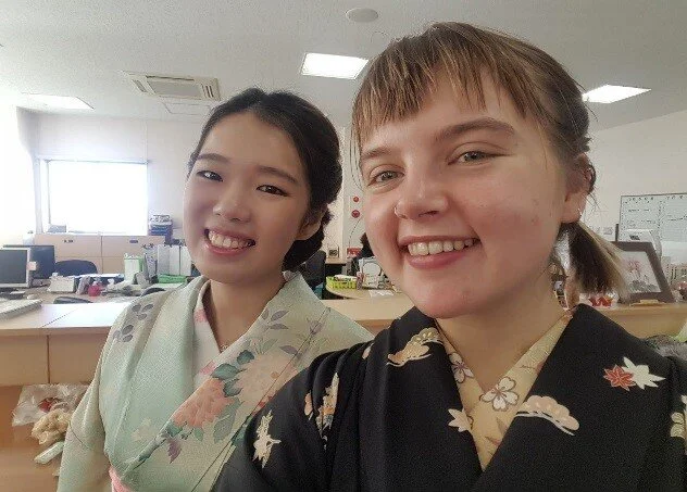 US-Japanese-students-in-kimono.jpg