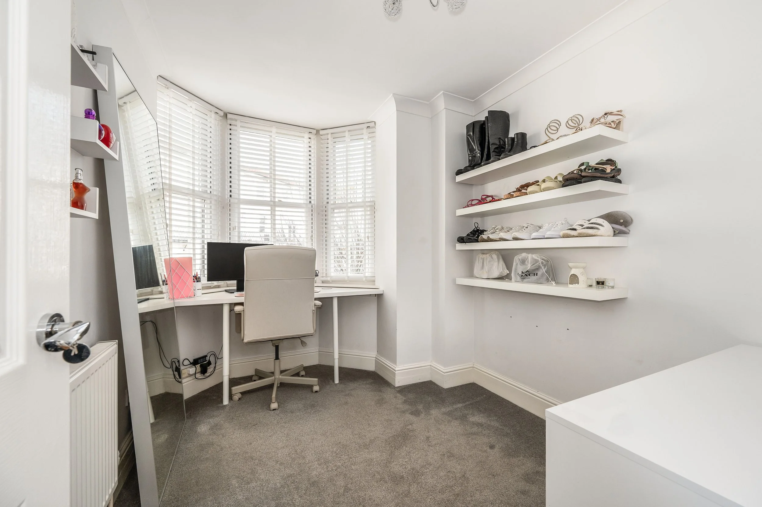 Bedroom with bay.jpg