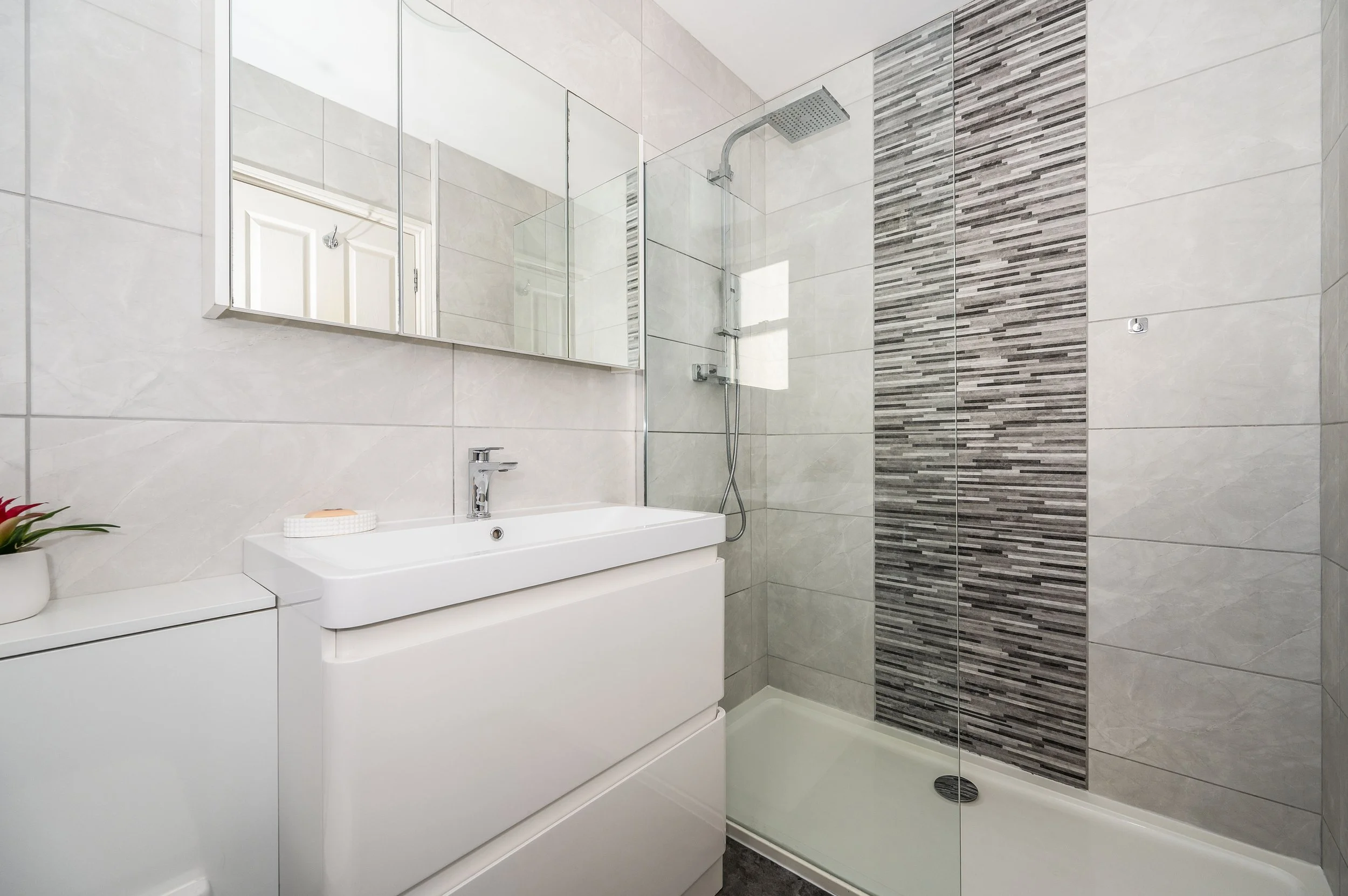 Master En-suite shower.jpg