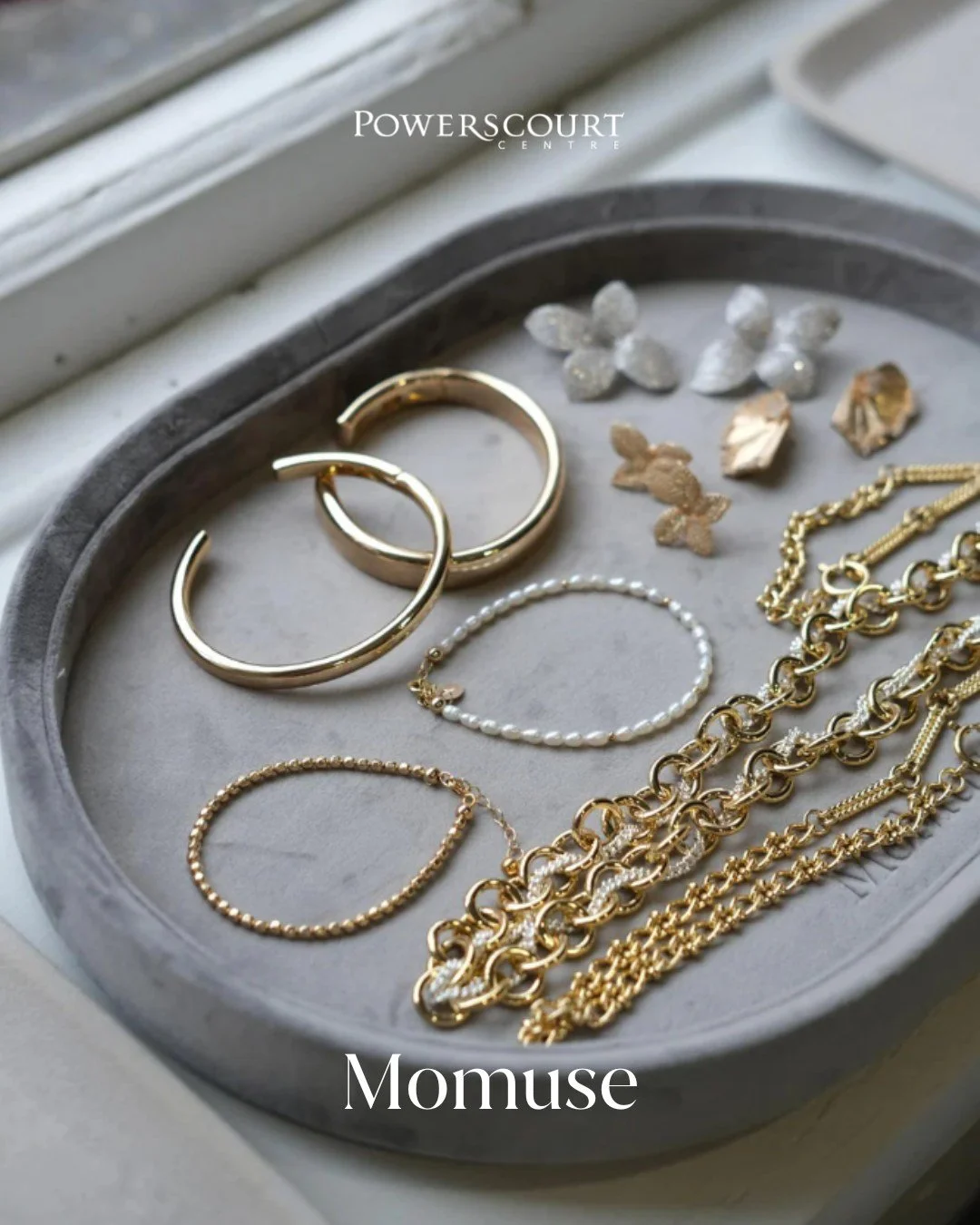 Autumn layers are made complete with a touch of understated elegance. At MoMuse, discover fine jewellery that blends minimal design with timeless appeal, perfect for elevating every outfit this season. From delicate gold accents to geometric lines, e