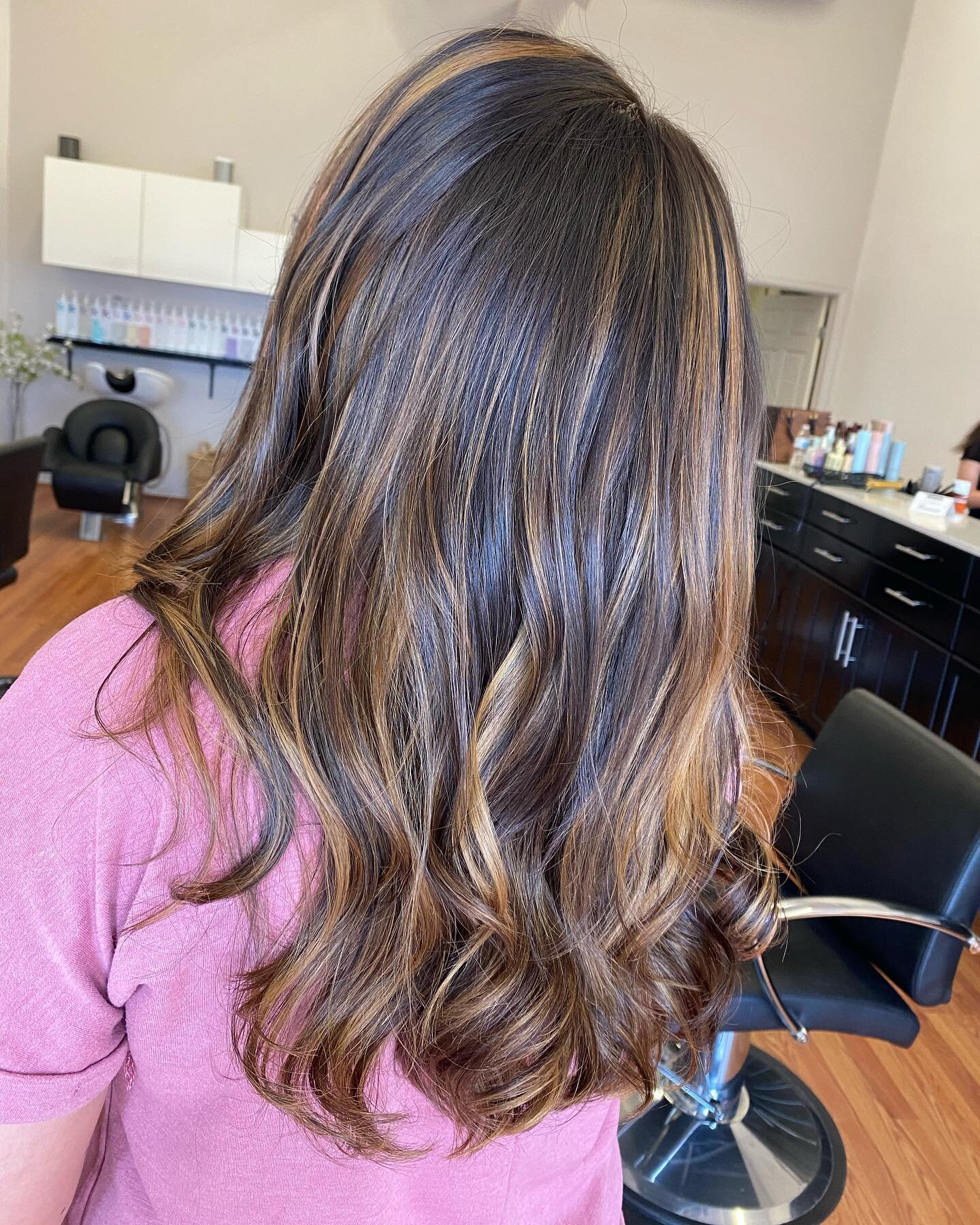 The more you know!!
◾️Did you know that Foils can be used to create a #balayage effect. 
◼️A #balayage is typically a higher investment than a traditional hilight, because the placement requires more product and profound creativity, resulting in a se