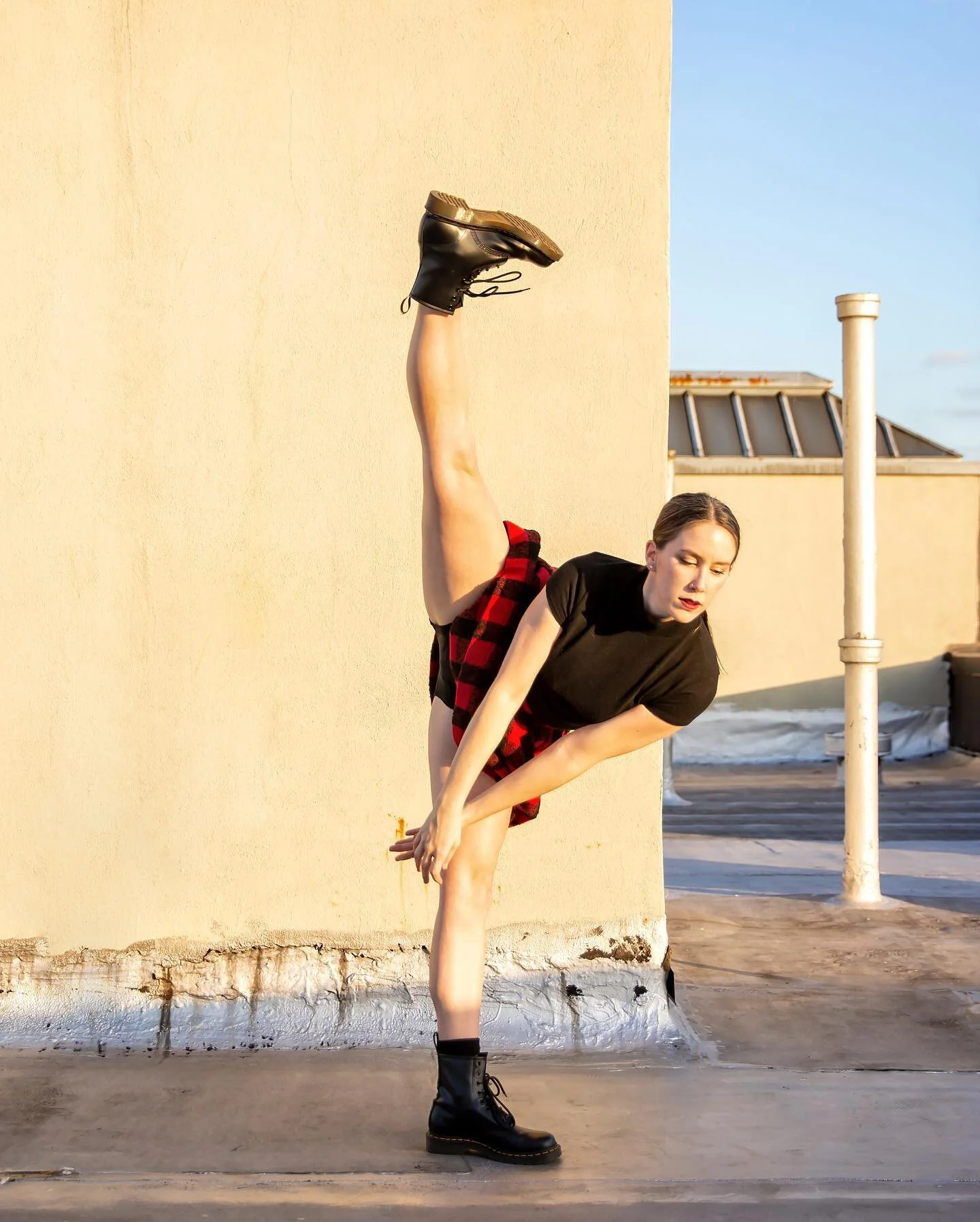 Taking life one step (or kick) at a time. 

Using those steps to fuel my bigger, badder goals. Small steps mean big gains in the long run. Keep building ✨

#nyc #dancer #artist #legs #rooftop #express #livelife #onestep #photography #dancersofinstagr