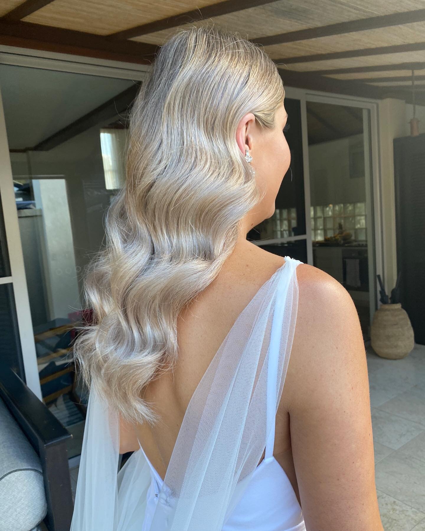 Still obsessing over this hair @lleahhhh almost 2 years later! 💓

#bridalhairstylist #bridalhairandmakeup #bridalhairinspo #bridebeauty #brushedoutcurls #burleighheads