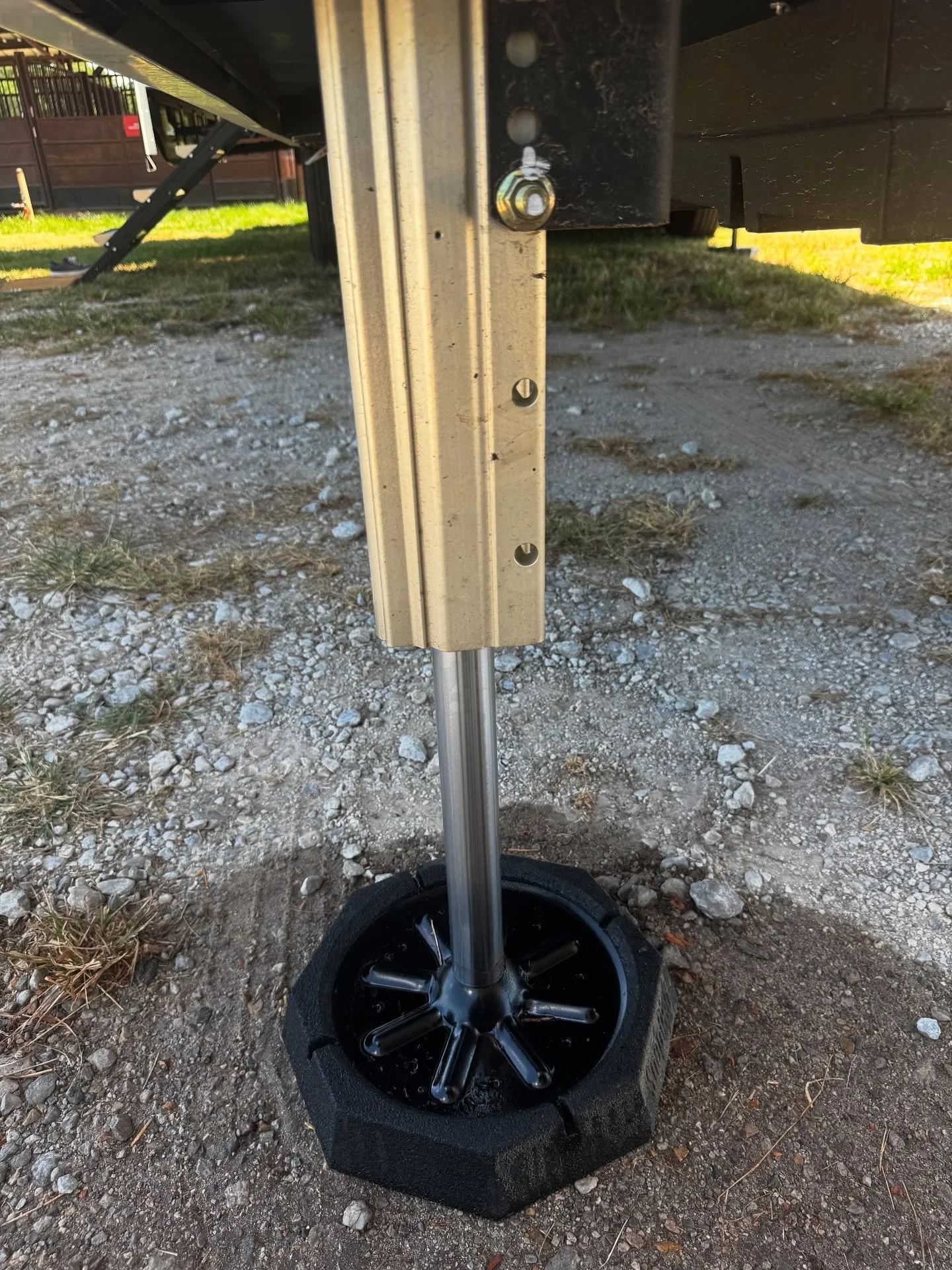 Got an emergency call out for a customer that was stuck at a @harvesthosts with their levelers and slides out. When I showed up; hydraulic fluid was all over the ground. This leveler was definitely leaking profusely. One call to @brinkley_rv and they