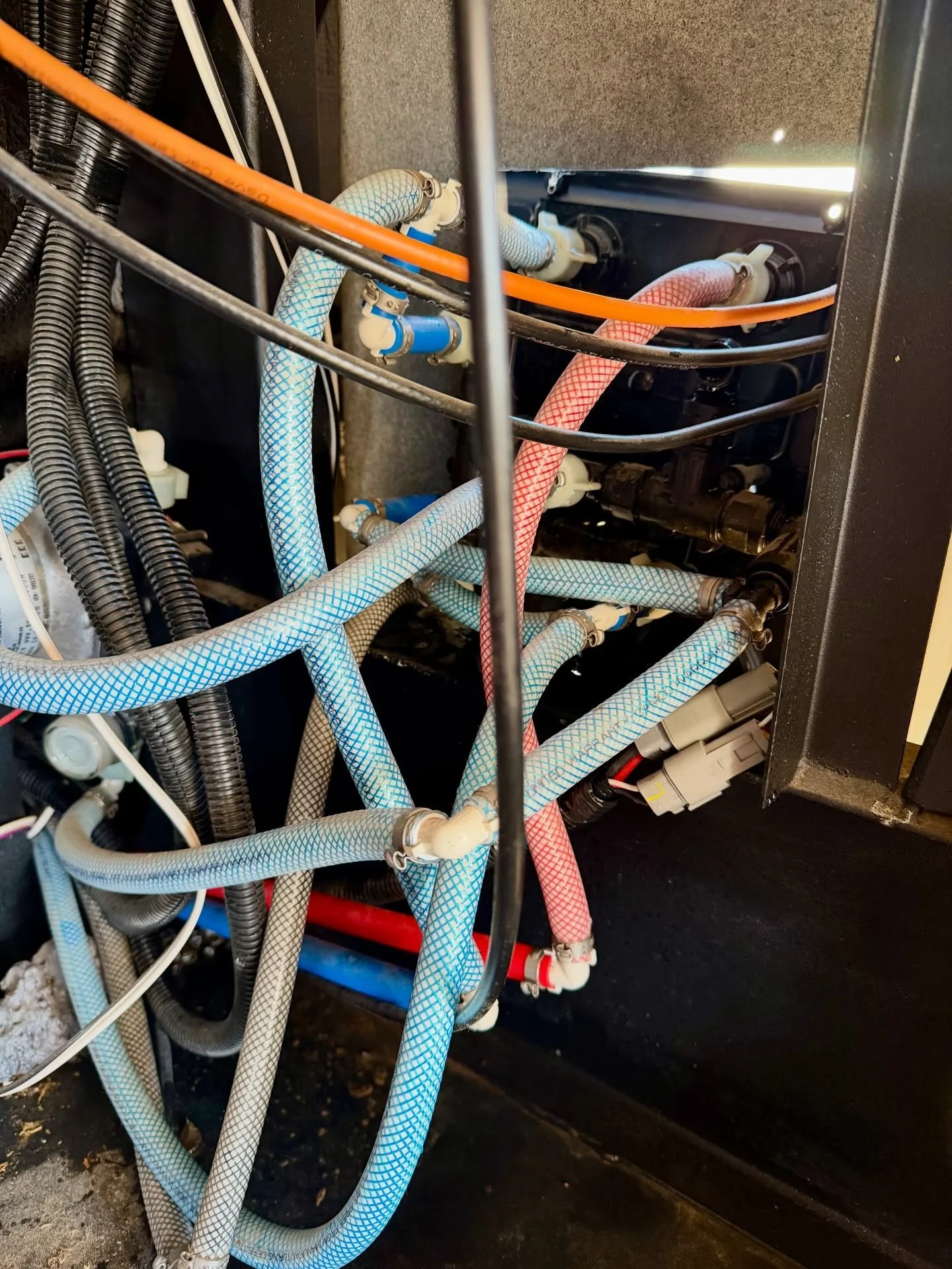 From &ldquo;how did this ever work?&rdquo; to &ldquo;this is how it should&rsquo;ve been done.&rdquo; 💧🔧

Slide 1 ➡️ Original water distribution setup: oversized flex line everywhere, poor flow, unnecessary strain on fittings.
Slide 2 ➡️ Cleaned it