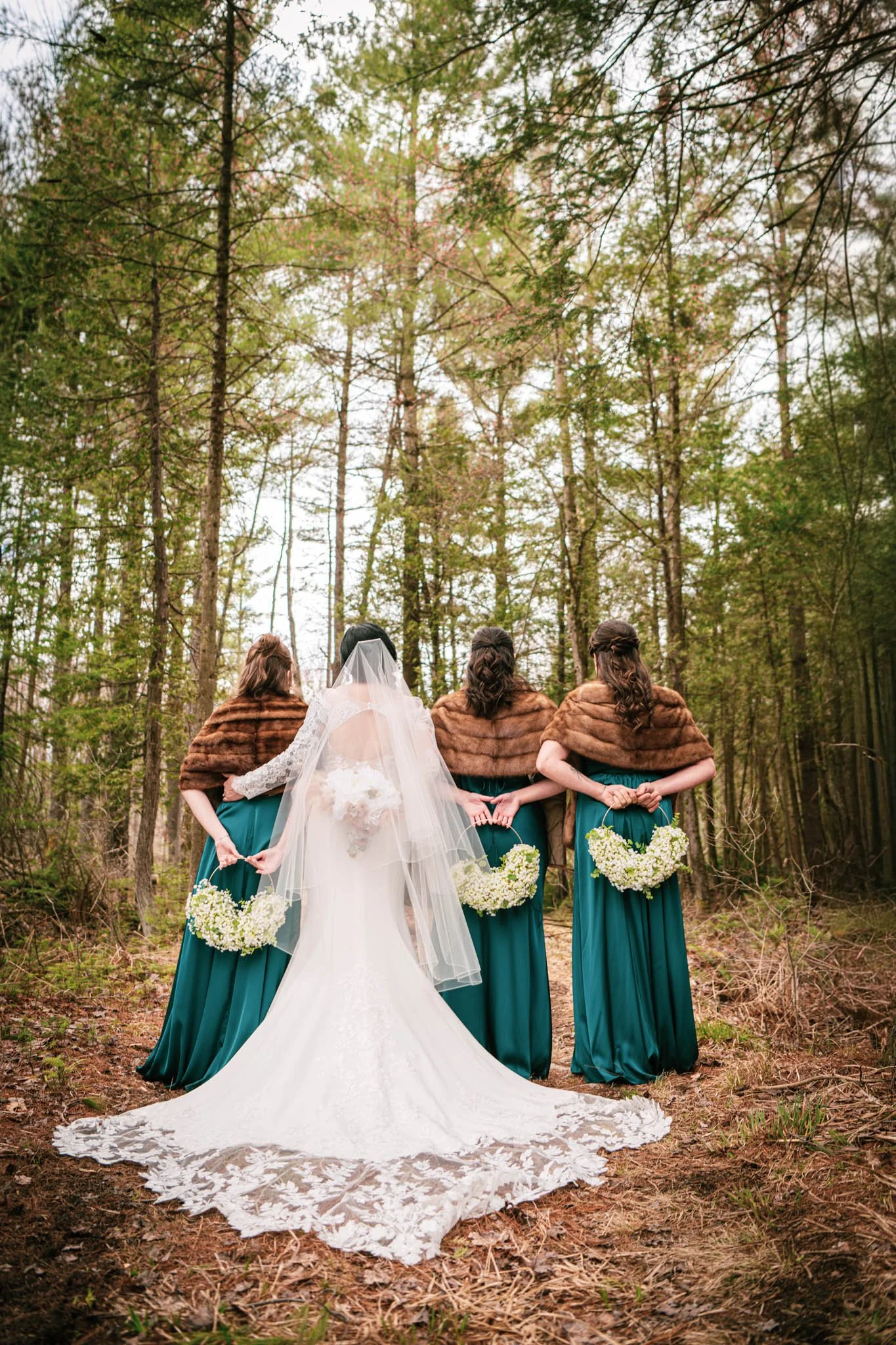 Portraits de famille et photos de mariage naturels et émouvants, capturant vos sourires et instants précieux pour des souvenirs qui durent.