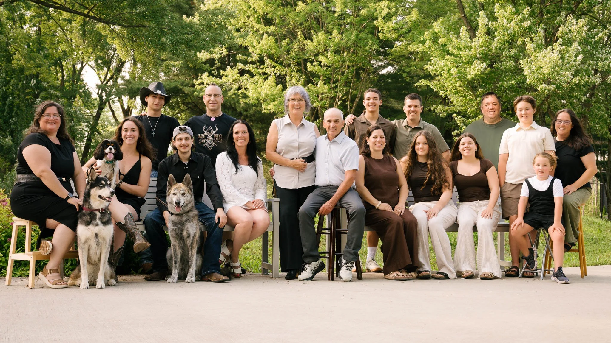 Portraits de famille et photos de mariage naturels et émouvants, capturant vos sourires et instants précieux pour des souvenirs qui durent.