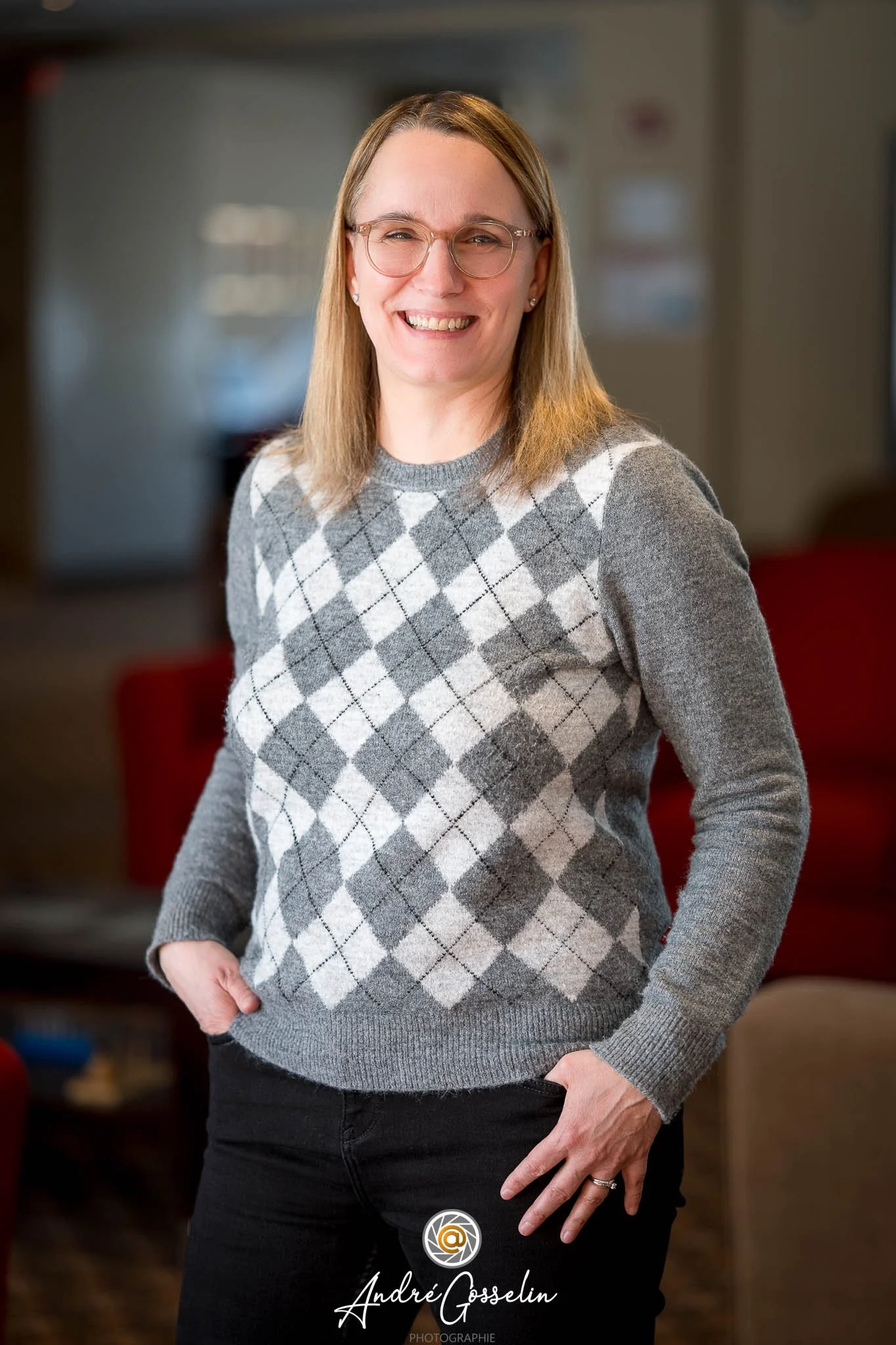 Portrait professionnel. Gestionnaire d'entreprise. Photo dans un salon. Headshot en lumière naturelle. 