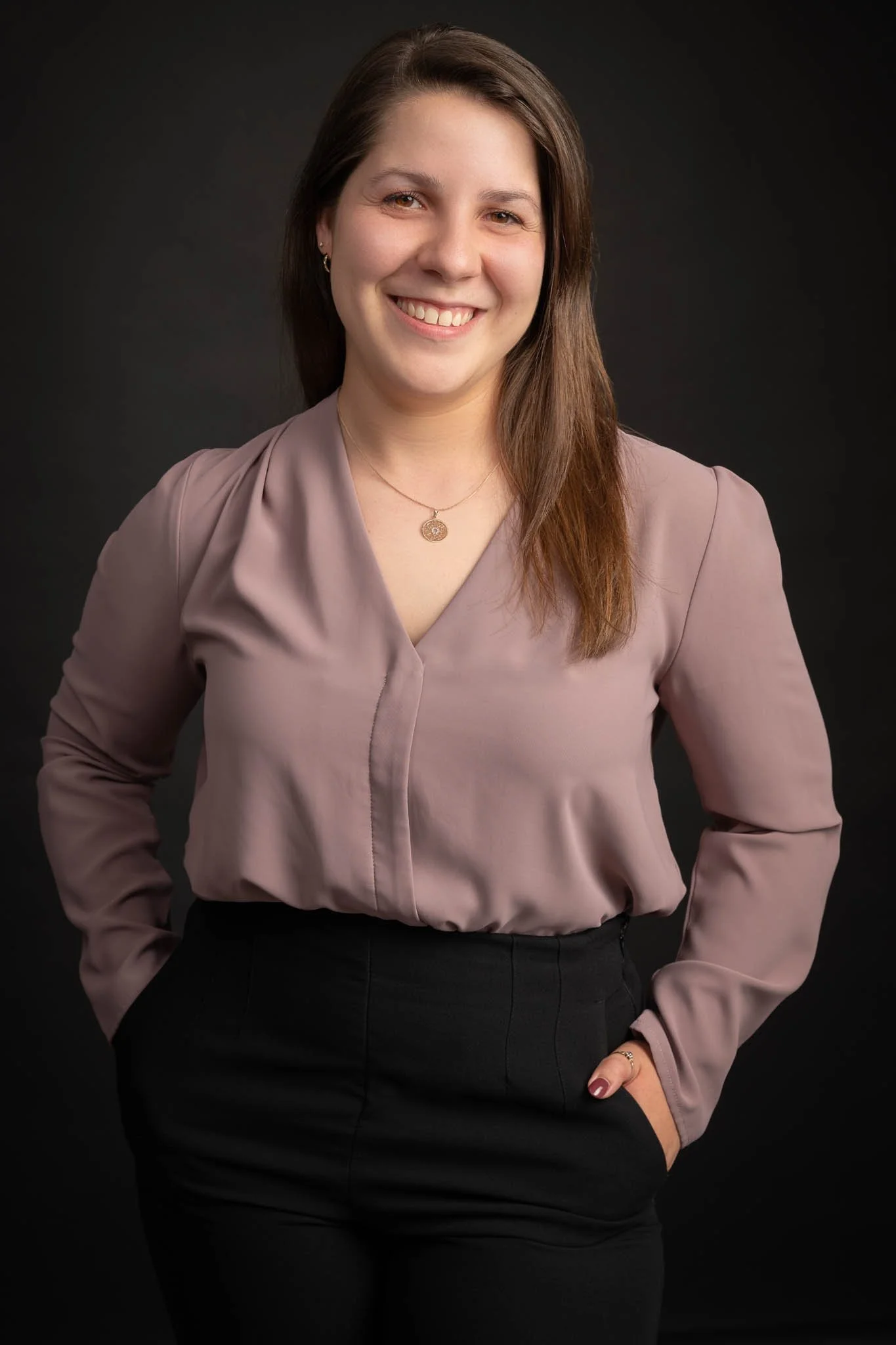 Portrait professionnel en studio sur fond noir. Gestionnaire d'entreprise. 
