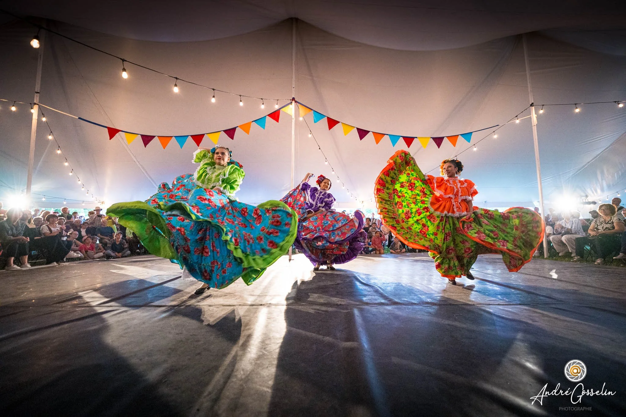 Photos de spectacles pour artistes amateurs et pros : capture d’émotion, passion et énergie sur scène pour des souvenirs inoubliables.