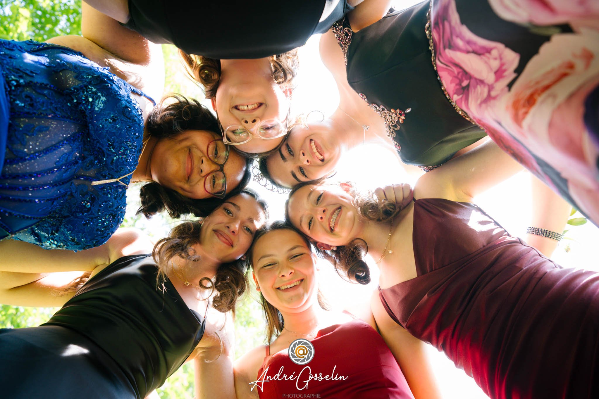 Portraits de famille et photos de mariage naturels et émouvants, capturant vos sourires et instants précieux pour des souvenirs qui durent.