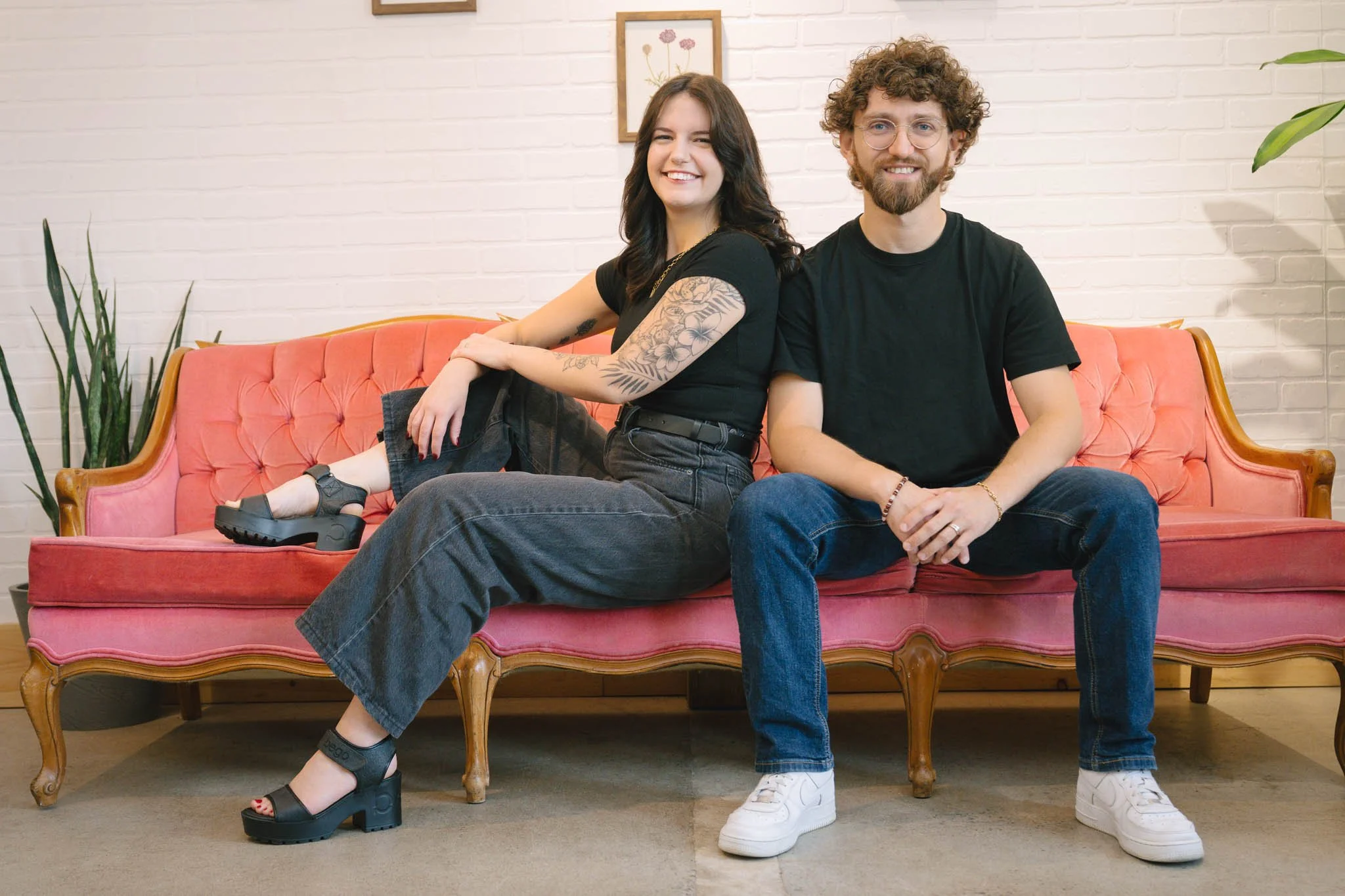 Portrait professionnel et corporatif d'un duo d'entrepreneurs dans un café