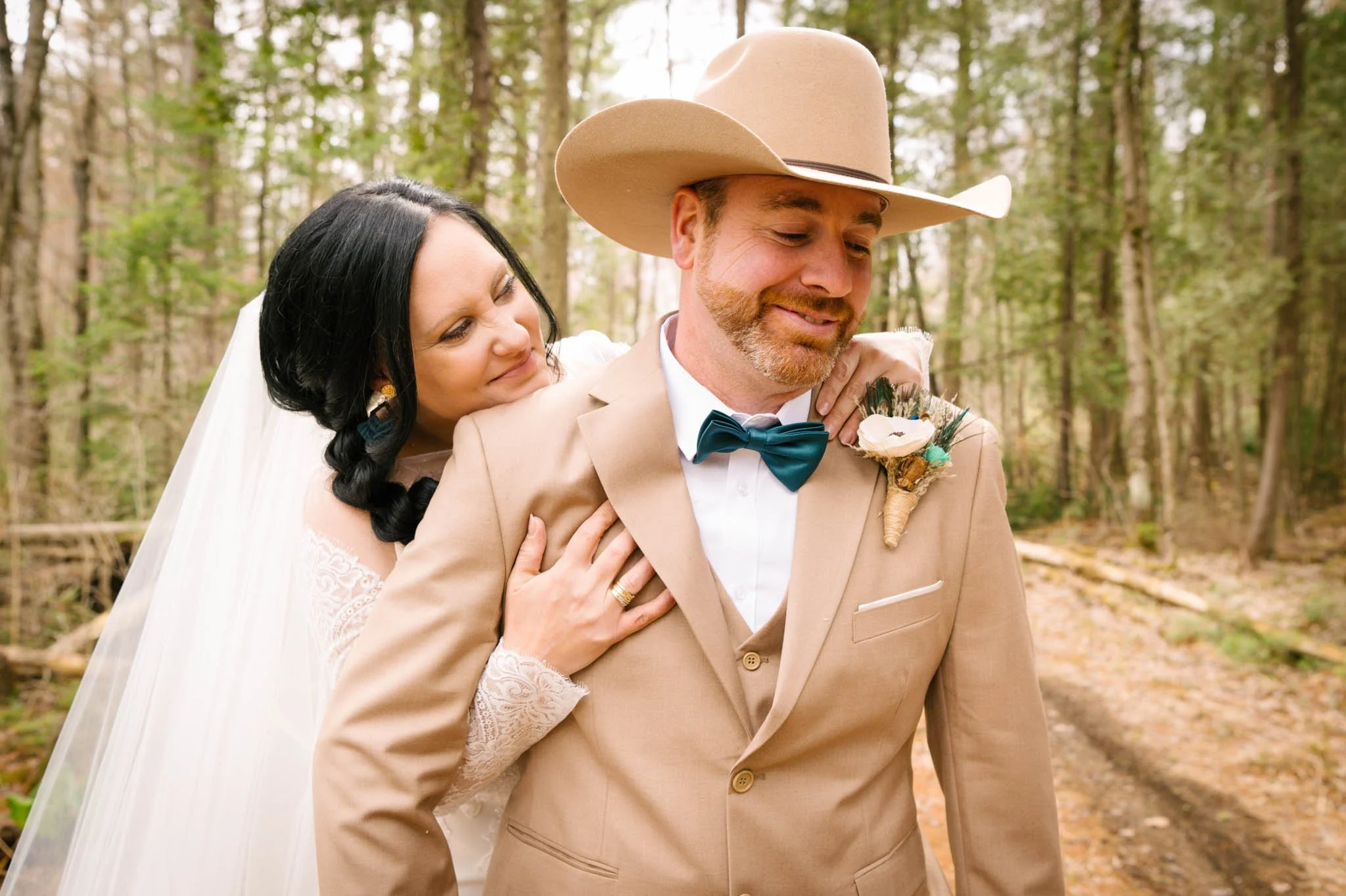 Portraits de famille et photos de mariage naturels et émouvants, capturant vos sourires et instants précieux pour des souvenirs qui durent.