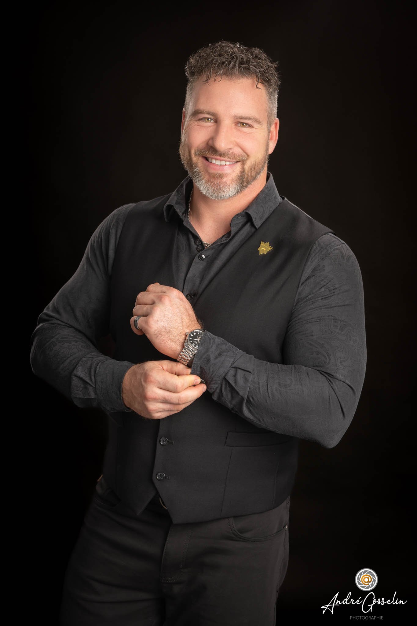 Portrait professionnel. Homme d'affaires et agent d'immeuble. Photo studio. Headshot sur fond noir.