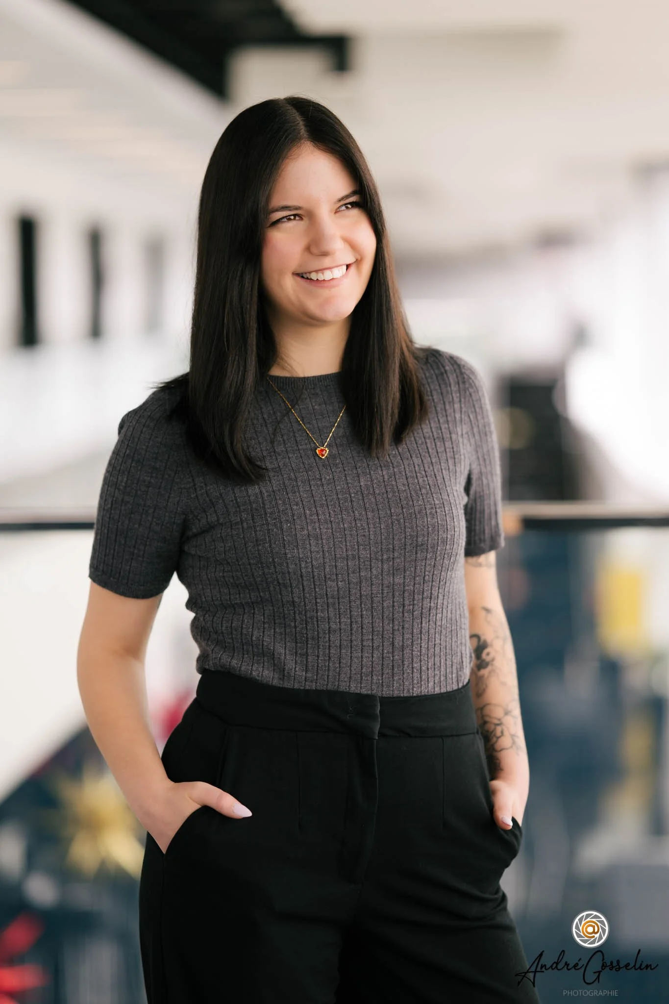 Jeune professionnelle souriante dans une pose lifestyle dans un environnement lumineux et dynamique. Portrait corporatif
