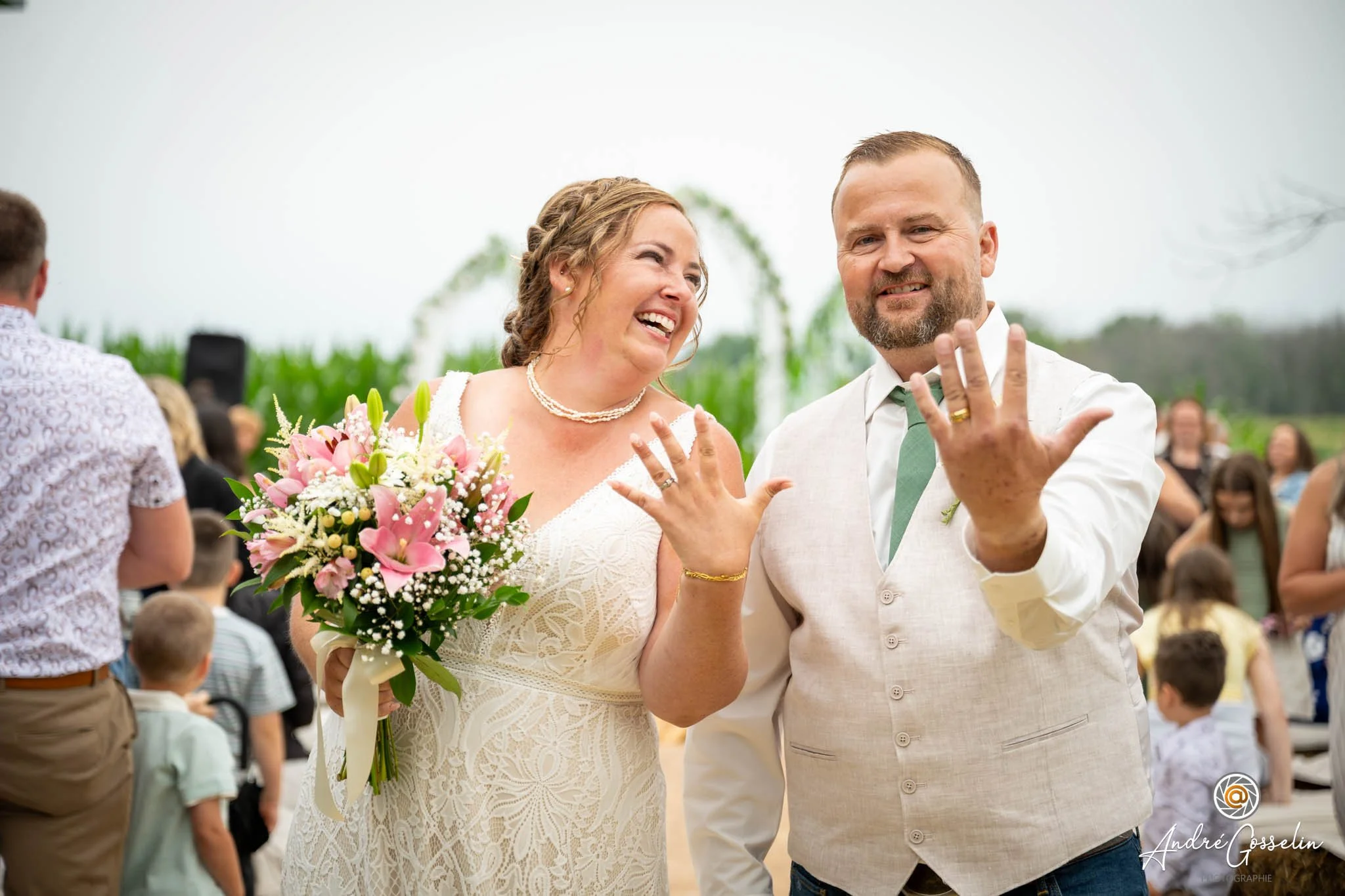 Portraits de famille et photos de mariage naturels et émouvants, capturant vos sourires et instants précieux pour des souvenirs qui durent.