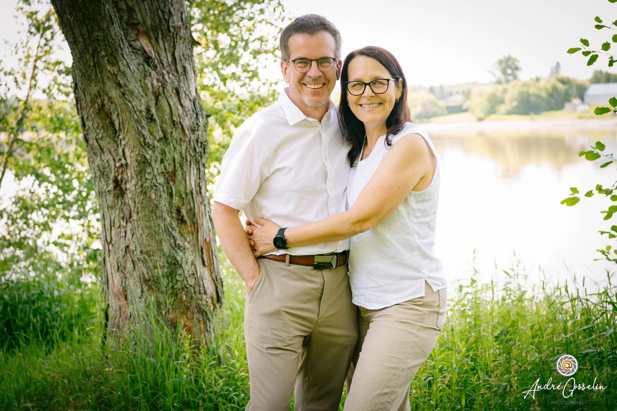 Portraits de famille et photos de mariage naturels et émouvants, capturant vos sourires et instants précieux pour des souvenirs qui durent.