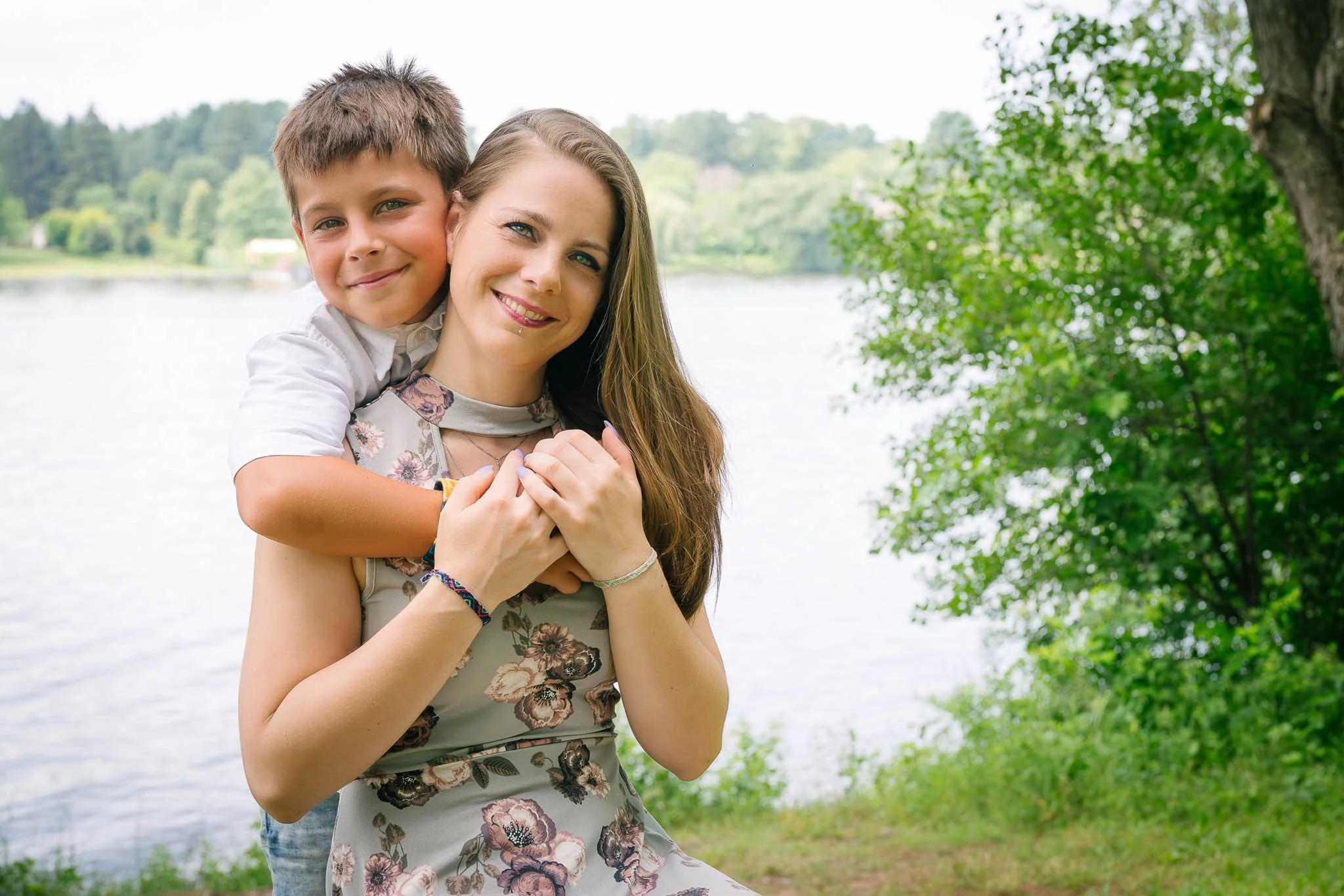 Portraits de famille et photos de mariage naturels et émouvants, capturant vos sourires et instants précieux pour des souvenirs qui durent.