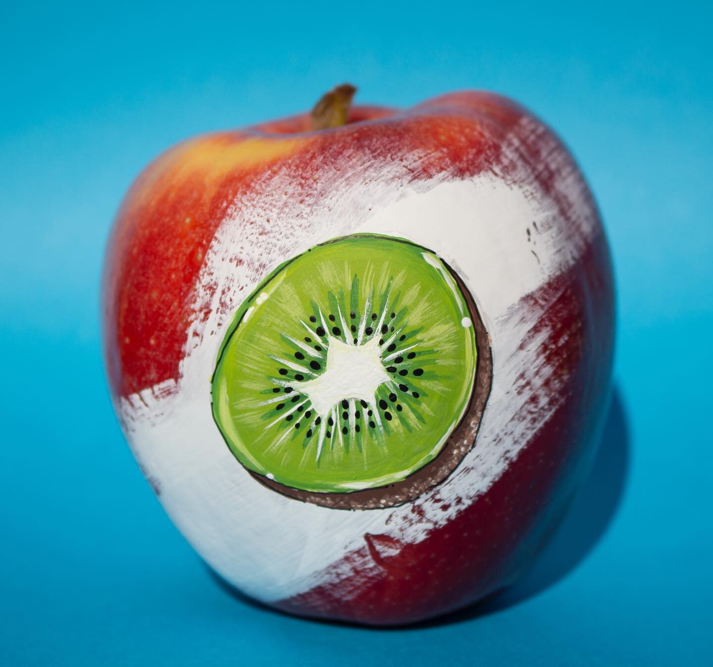 This project was so fun! A kiwi on an apple. I really enjoyed changing the meaning of this fruit. I would love to expand upon this project in some way. 🥝 🍎 
.
.
.
.
.
#kiwiart #paintedfruit #kiwiarts #appleart #apple #kiwi #stilllifephotography #br