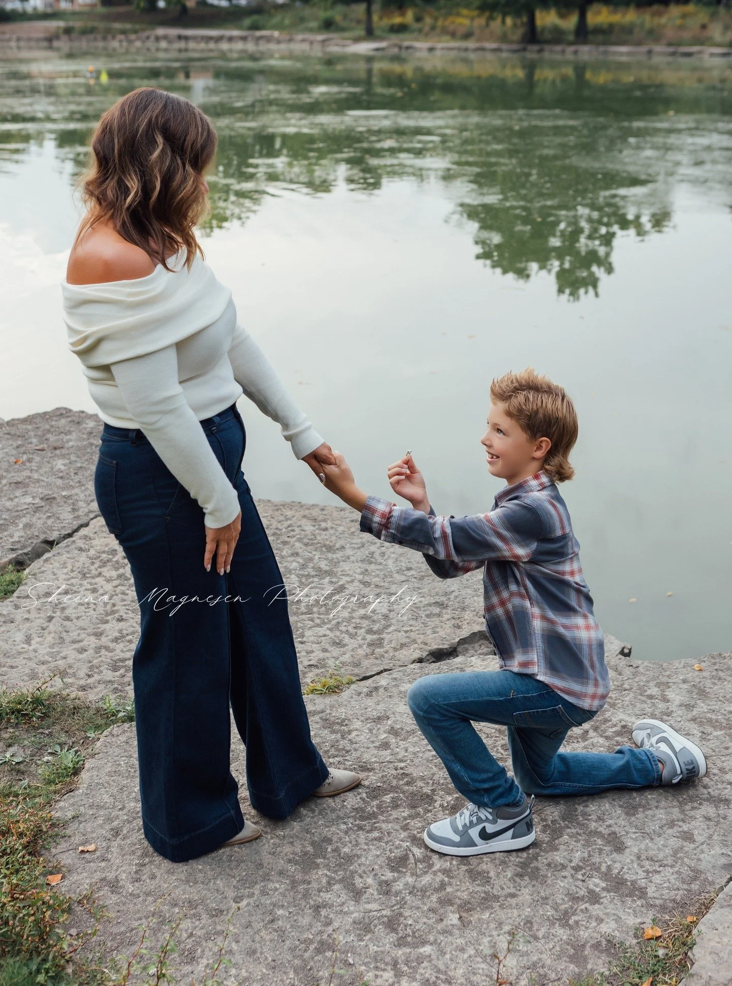 I interrupt your Sunday with the cutest &quot;proposal&quot; I've seen so far. Completely unprompted. Only heart eyes for his mama 😍

#NapervillePhotographer #NapervilleFamilyPhotography #NapervilleMoms #NapervilleFamilies #DuPageCounty #ChicagoSubu