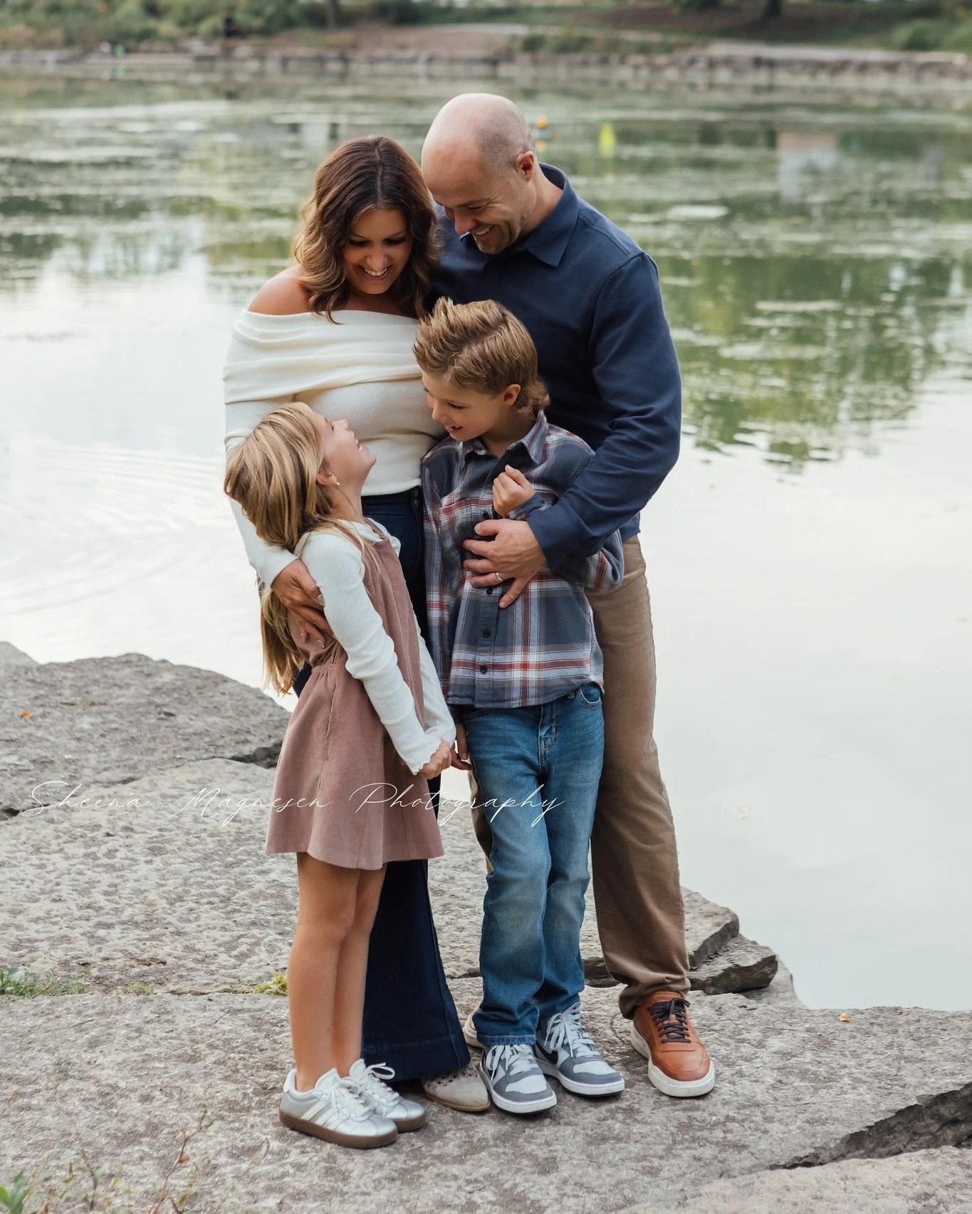 The little moments often become the big memories. ✨
From tiny hand squeezes to shared laughter, family sessions are all about preserving the love that surrounds us every day. Here&rsquo;s a peek at some of those simple, beautiful connections.

#sheen