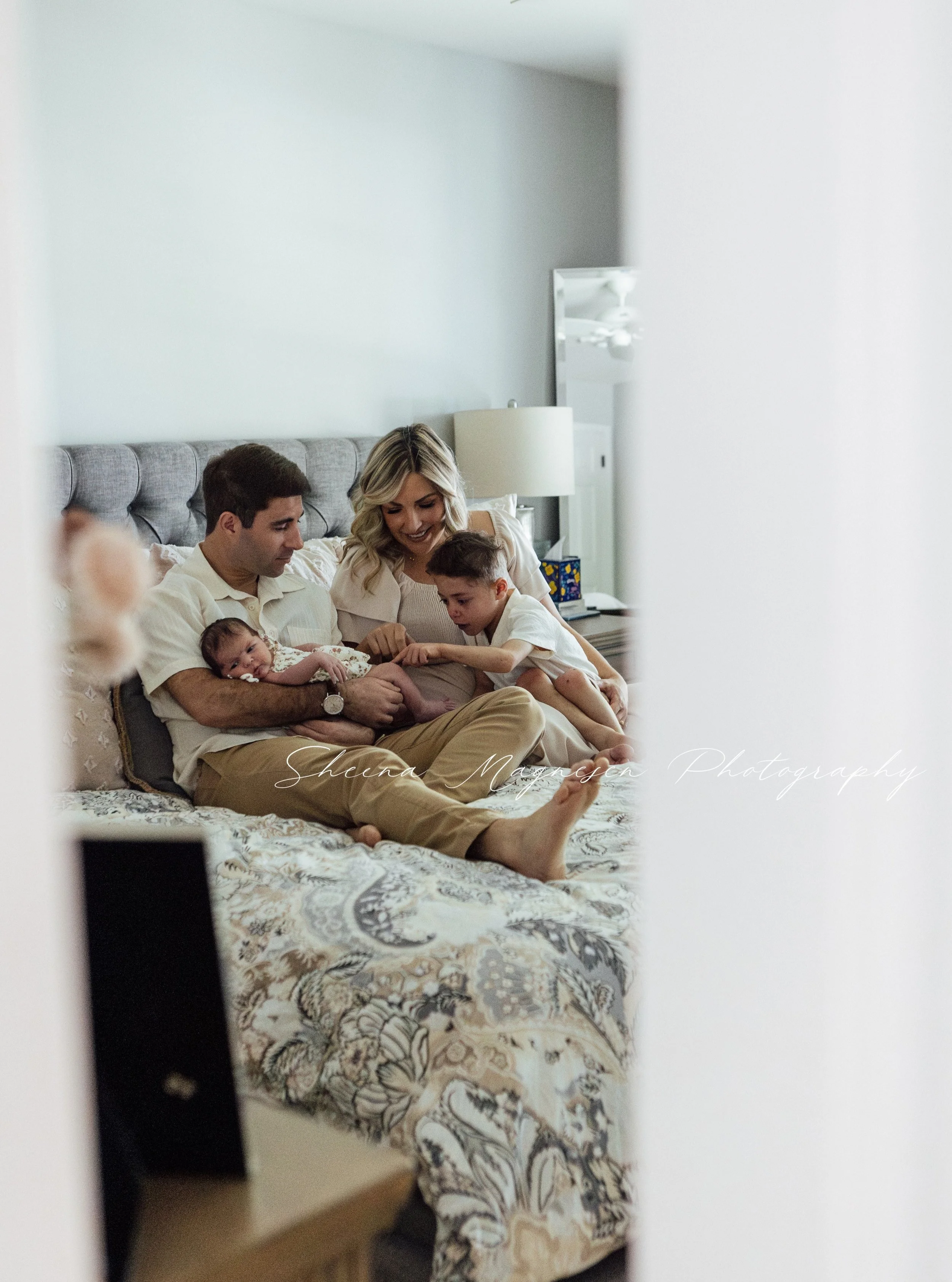These moments. 🤍 

The best photos happen when everyone is relaxed and just... themselves. That's exactly the energy I bring to every session &mdash; no stiff poses, no forced smiles. Just your family, your home or favorite spot in the suburbs, and 