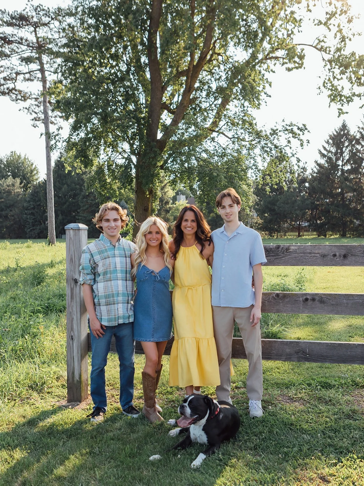 Can we talk about outfit stress for a second? It&rsquo;s one of the top things families worry about &mdash; and it doesn&rsquo;t have to be. 

Get my complimentary &lsquo;What to Wear for Your Family Session&rsquo; Guide with color palettes, what to 