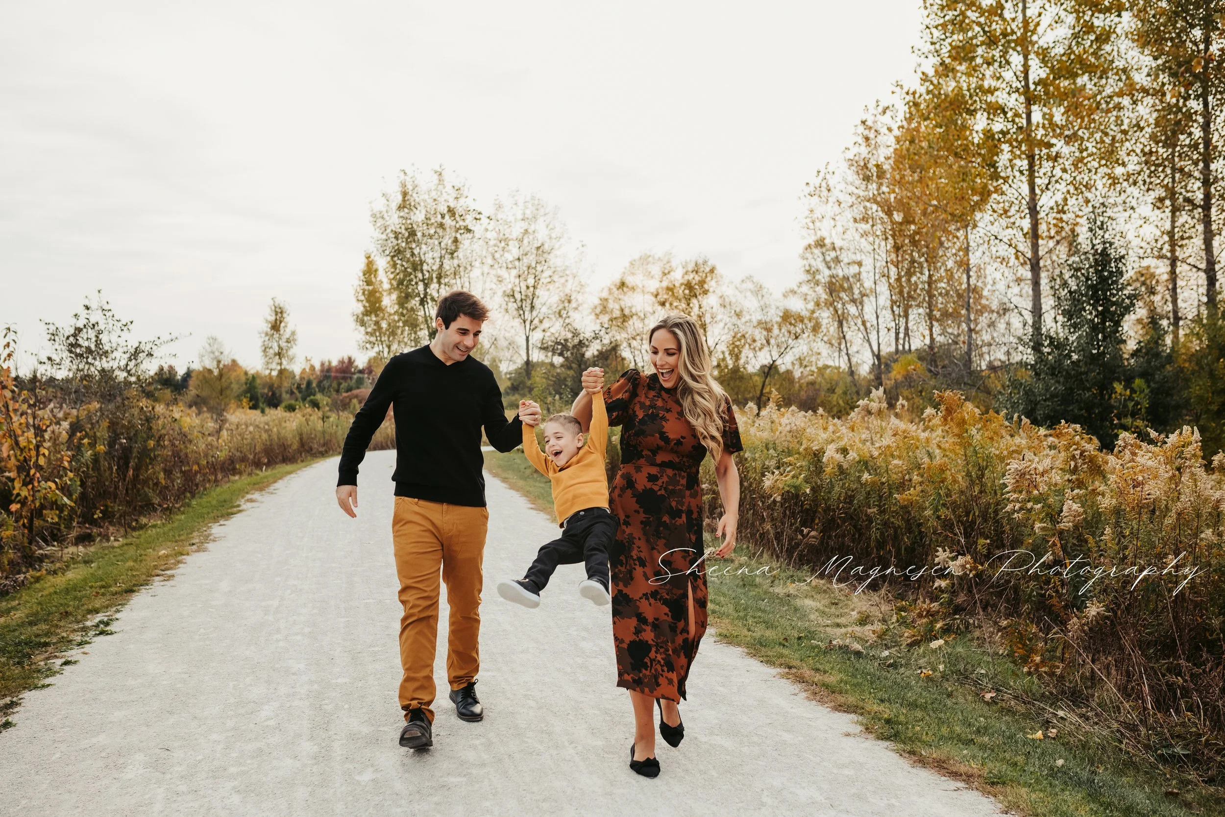 Family wearing coordinated fall photo outfits in Naperville.