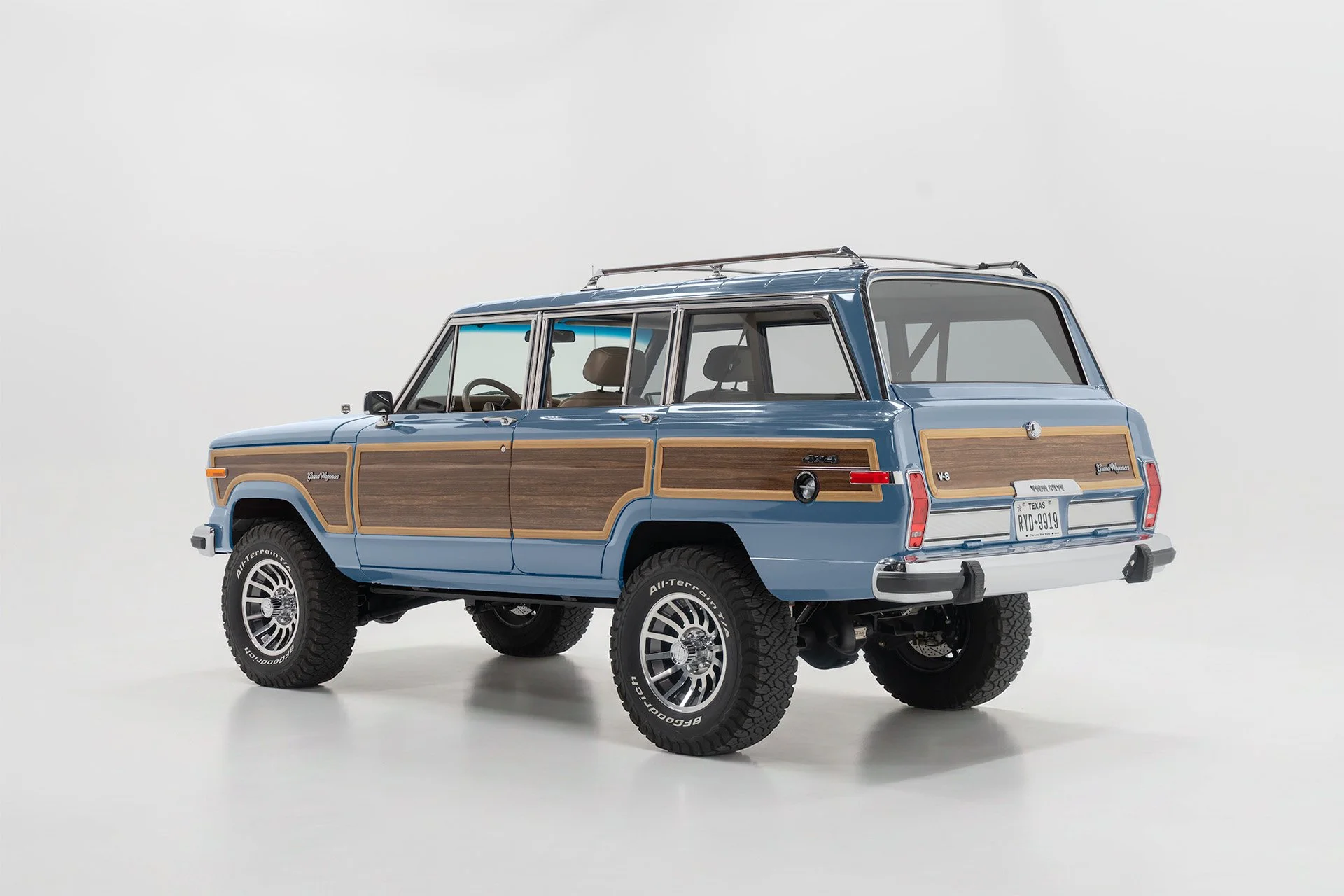 GrandWagoneer_CameraC_Exterior_SpinakerBlue.jpg
