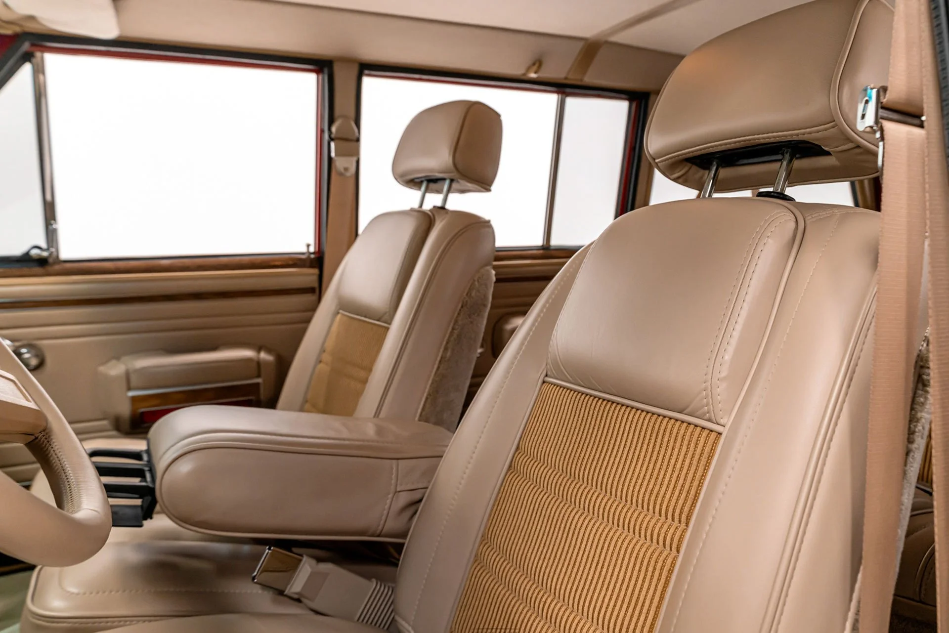 GrandWagoneer_CameraD_Interior_Sand.jpg