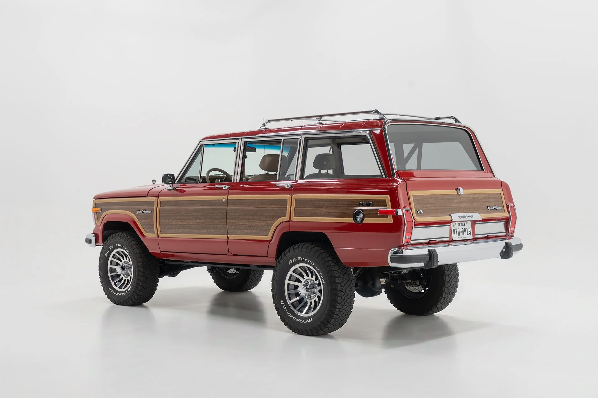 GrandWagoneer_CameraC_Exterior_ColoradoRed.jpg