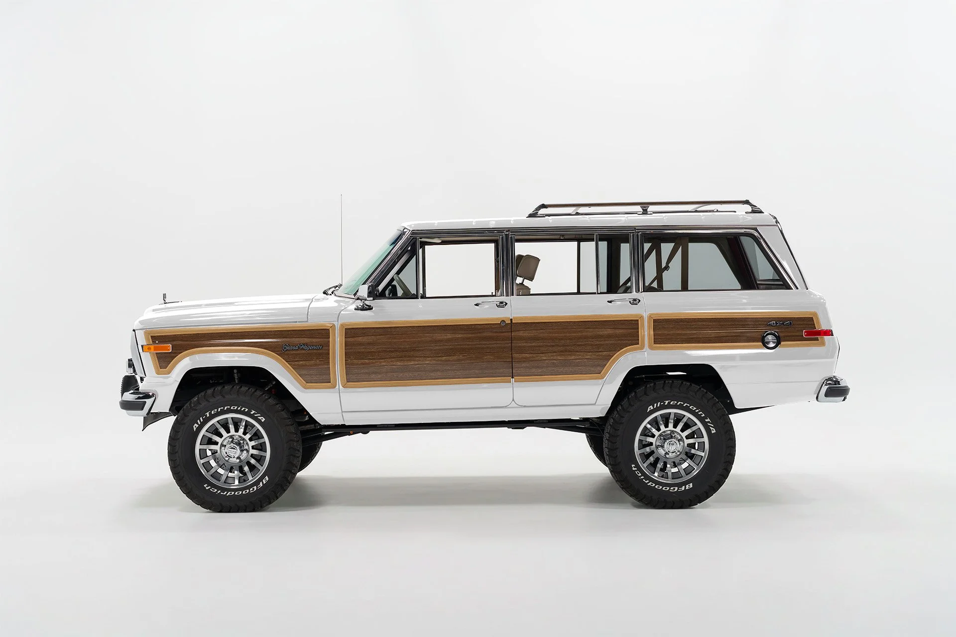 GrandWagoneer_CameraB_Exterior_BrightWhite.jpg