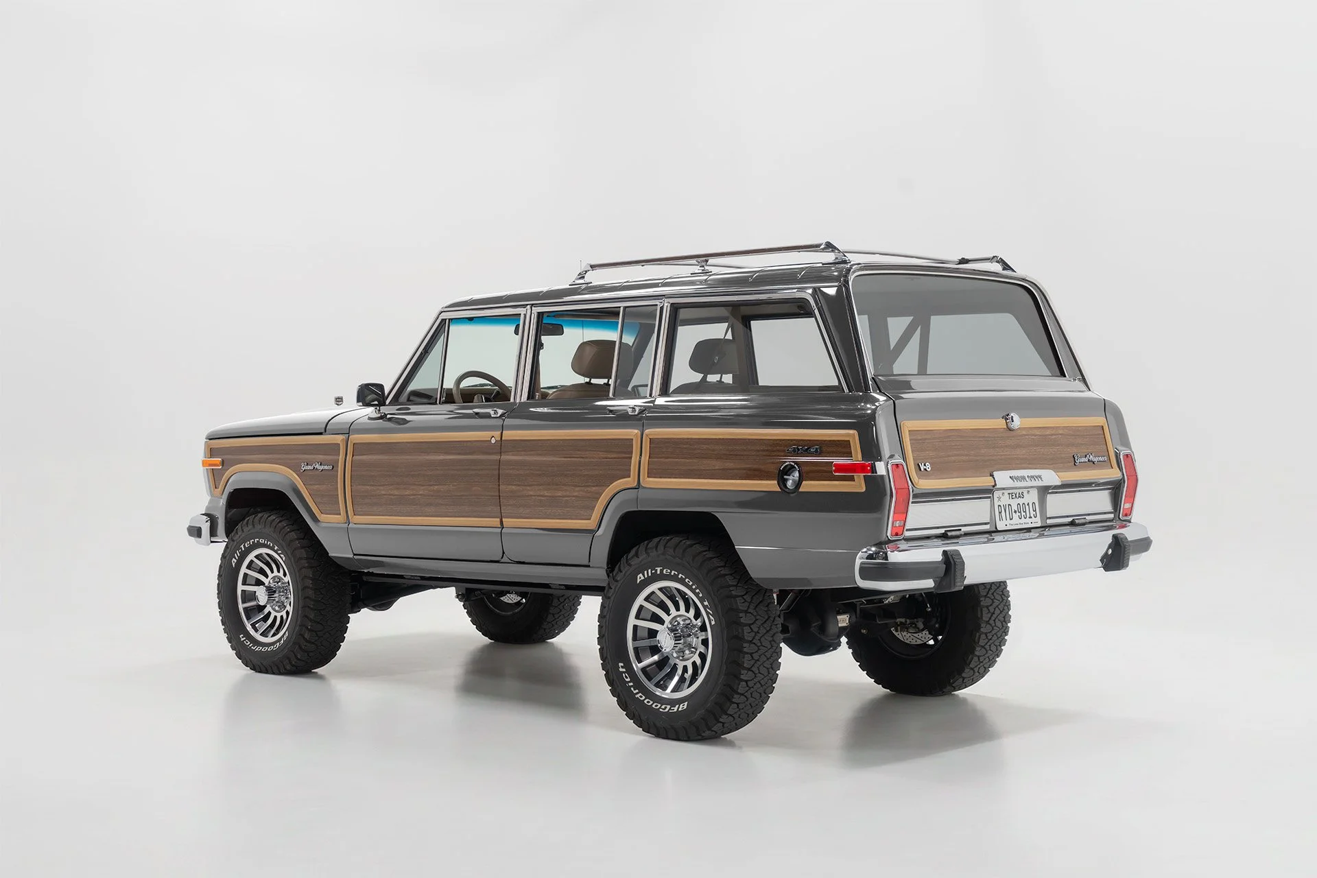 GrandWagoneer_CameraC_Exterior_DoverGrey.jpg