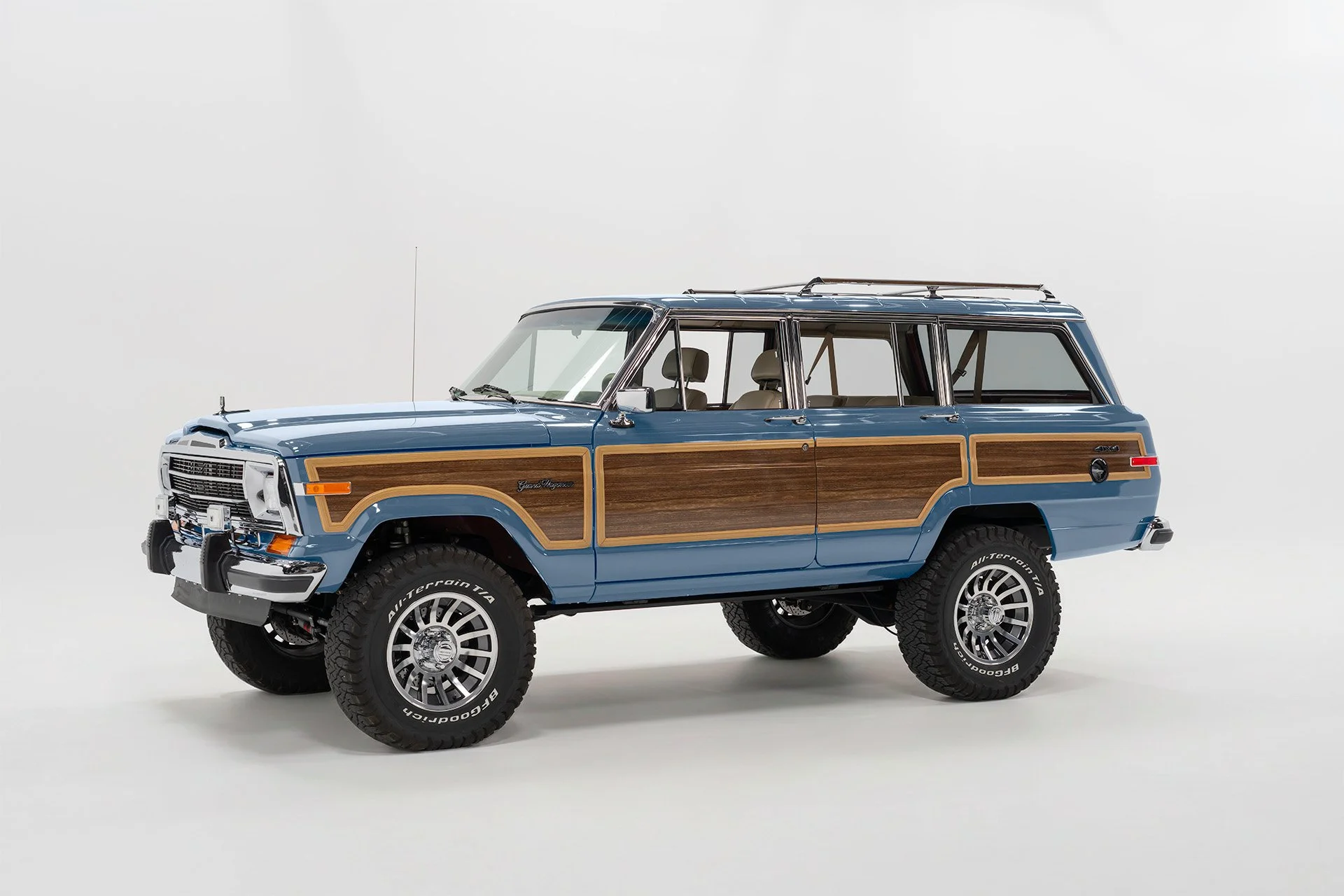 GrandWagoneer_CameraA_Exterior_SpinakerBlue.jpg