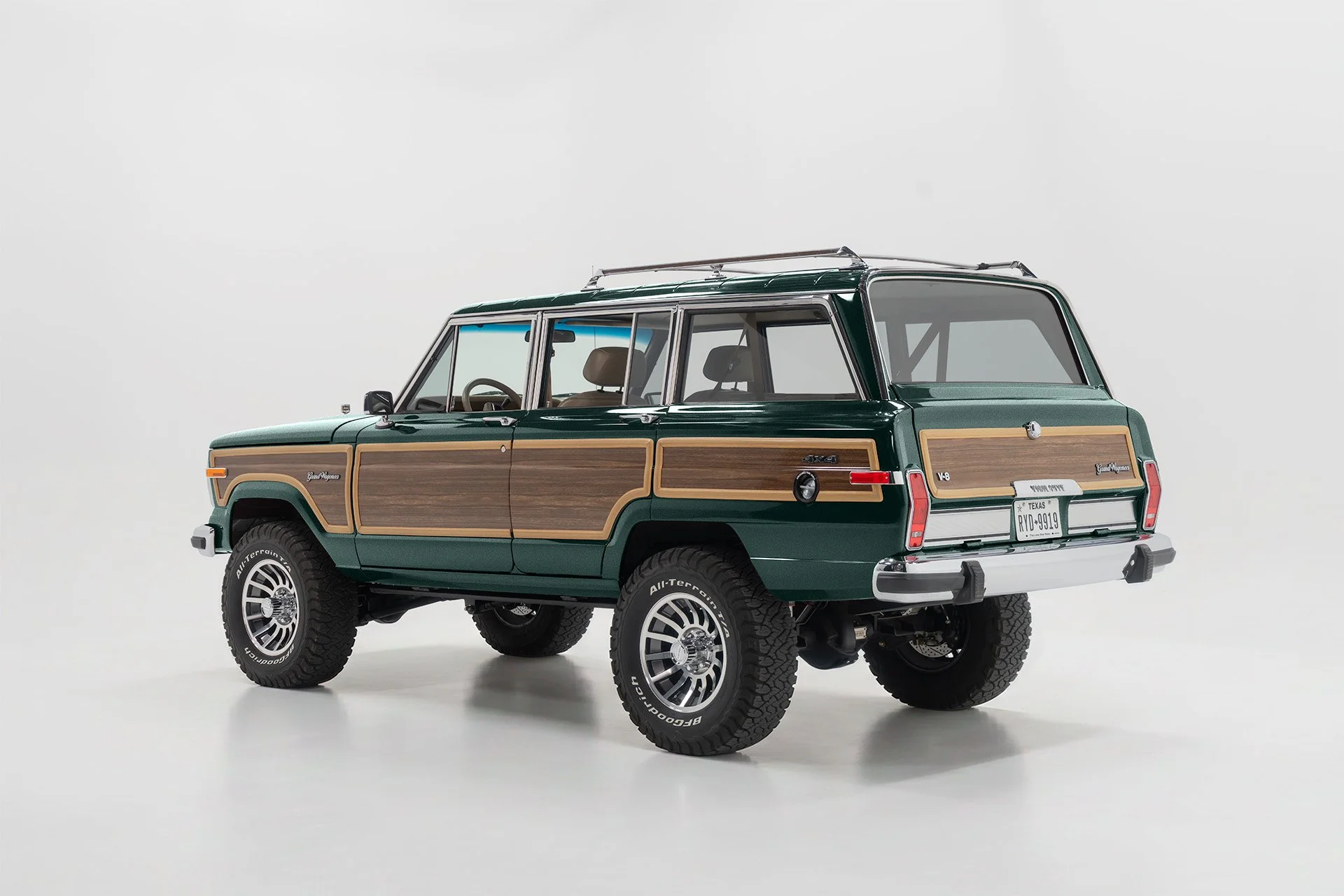 GrandWagoneer_CameraC_Exterior_HunterGreen.jpg