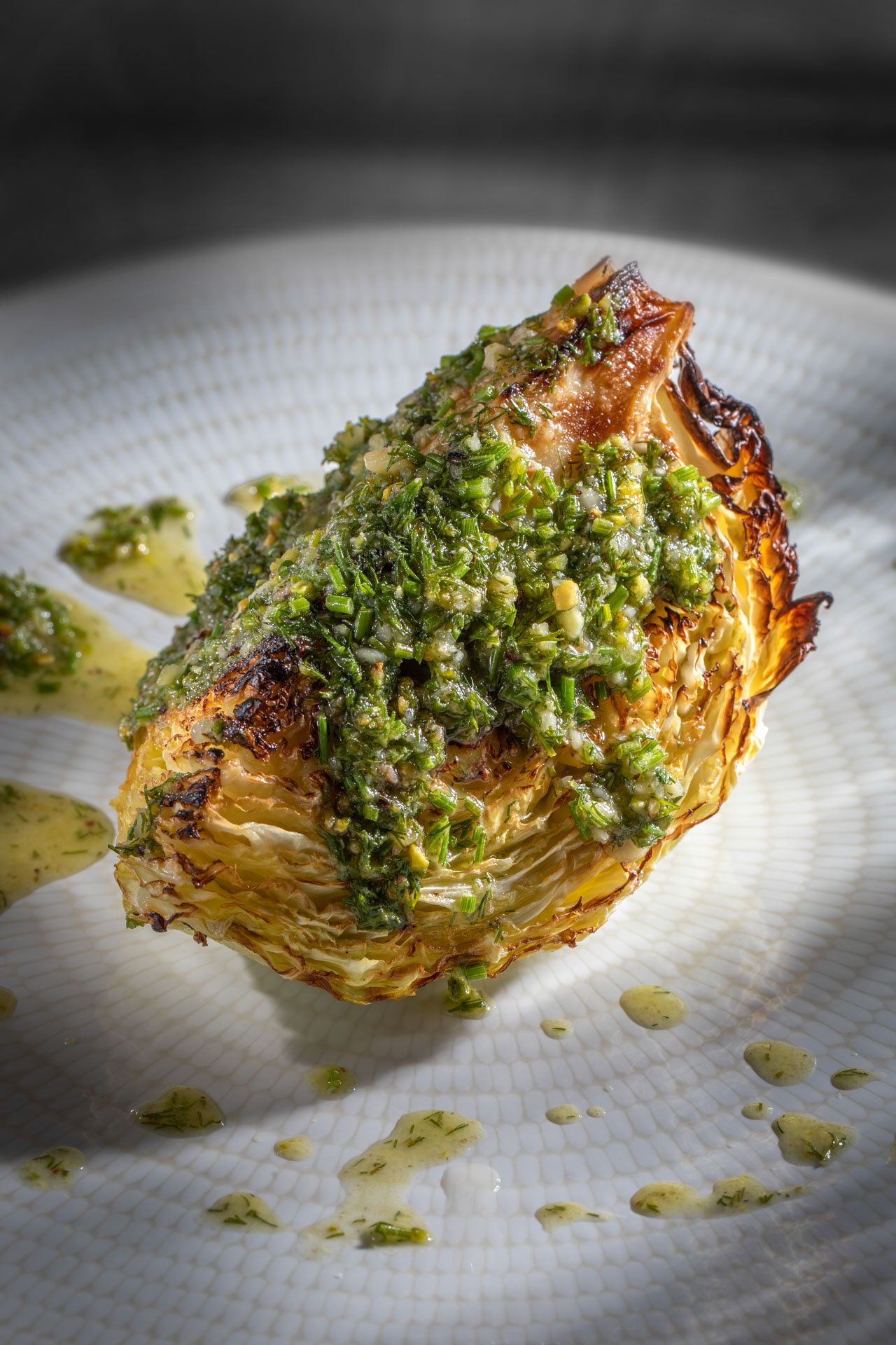 Col braseada y caramelizada con vinagreta de anchoas, avellanas y eneldo 2.jpg
