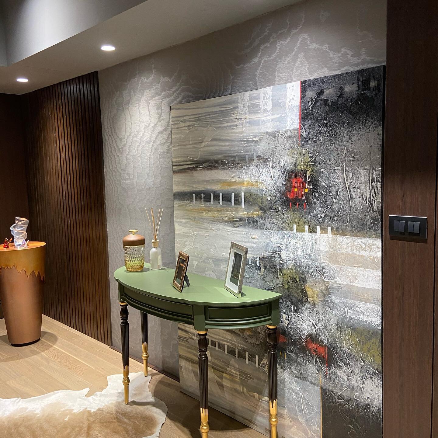 @dedarmilano wallpaper &amp; customized furniture by @interworldfurnishings. Showroom Worli. 

@archdigestindia @archdigest @homejournal @luxecodemagazine @elledecorindia @elledecorationuk @betterinteriors_nw18 @societyintmagz @houzzindia @surfacesre