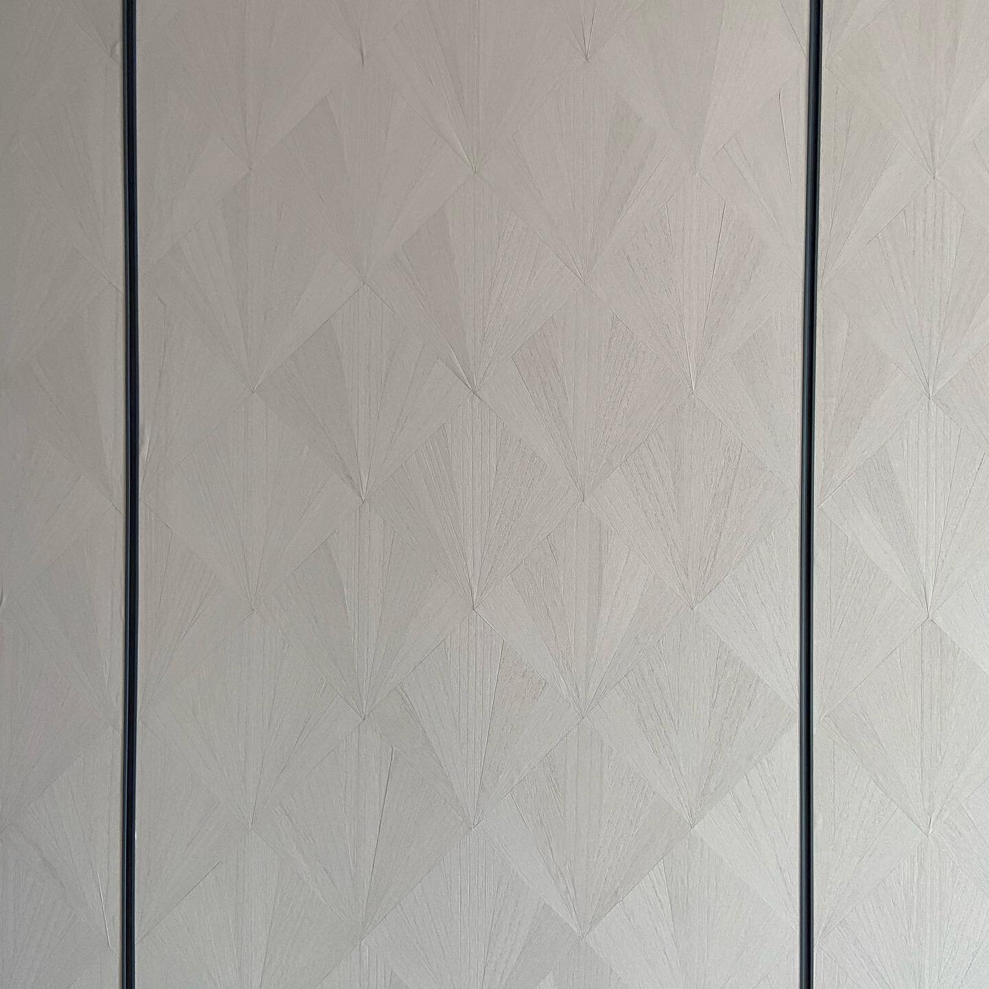 New site handover alert!!! Our special wood veneer series wallpaper handmade by artisans pasting each veneer piece cut in this diamond design &amp; laid by hand @interworldfurnishings 

@archdigestindia @archdigest @homejournal @luxecodemagazine @ell