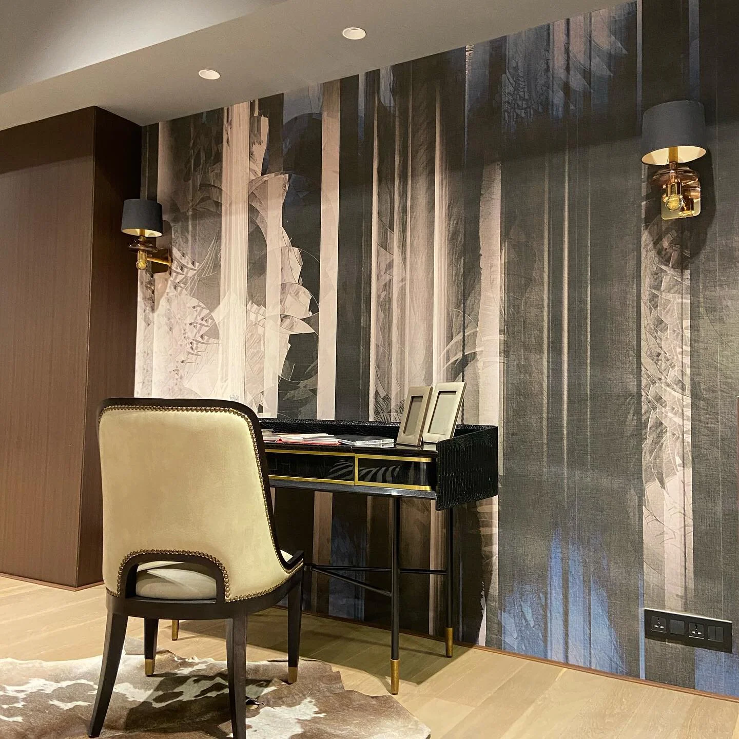 @londonartwallpaper 
mural wallpaper. Furniture made by us. Fabrics, Wallpaper. We do it all @interworldfurnishings

@archdigestindia @archdigest @homejournal @luxecodemagazine @elledecorindia @elledecorationuk @betterinteriors_nw18 @societyintmagz @