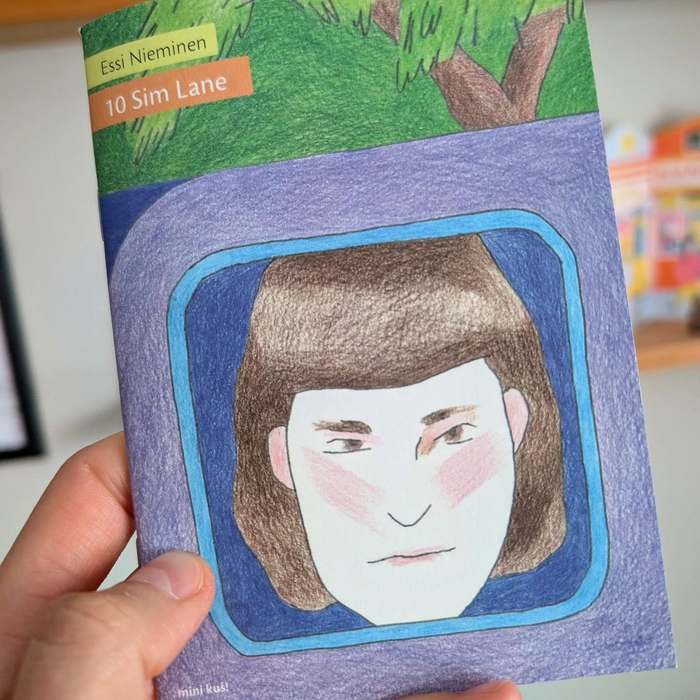 Lately I've been really into comics made with colored pencils. So I was very excited to pick up this zine by @essimatildanieminen, published by @kushkomikss, during my last visit to @quimbysbookstore. It's such a beautiful piece with great storytelli