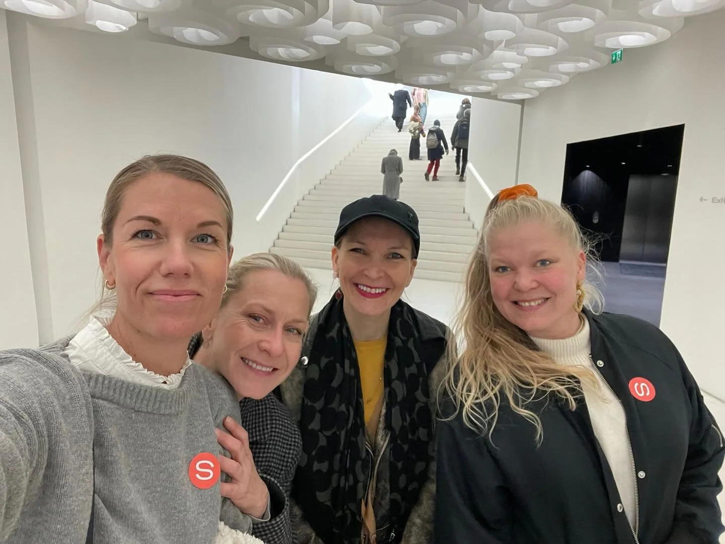 Eilen, siis tarkalleen tytt&ouml;jenp&auml;v&auml;n&auml;, pist&auml;ydyimme Amos Rexiss&auml; Leandro Erlichin leikkisten illuusioiden n&auml;yttelyss&auml;. L&auml;mmin suositus ❤️
👧🏻👧🏽👧🏿👧
#tytt&ouml;jenp&auml;iv&auml; #taiden&auml;yttely #h