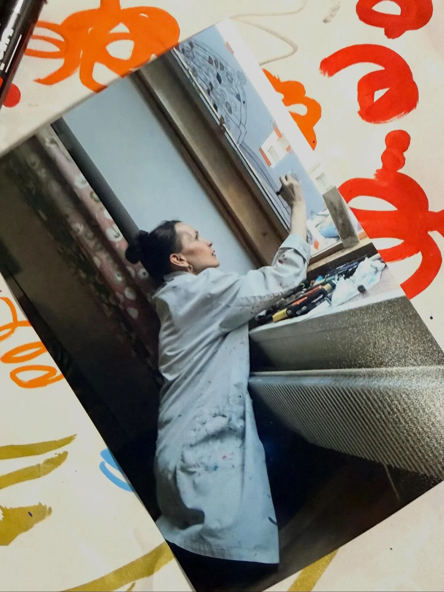 💋🌻🌼 Ne pienet asiat j&auml;&auml;v&auml;t mieleen .. Yst&auml;vien ihana muistaminen valokuvalla, jossa piirr&auml;n n&auml;yteikkunaa. 

Nyt jo valmisteilla uusi, jouluinen ikkuna 🎄pysyk&auml;&auml; kuulolla!

#artist #atelje #windowpainting #wi