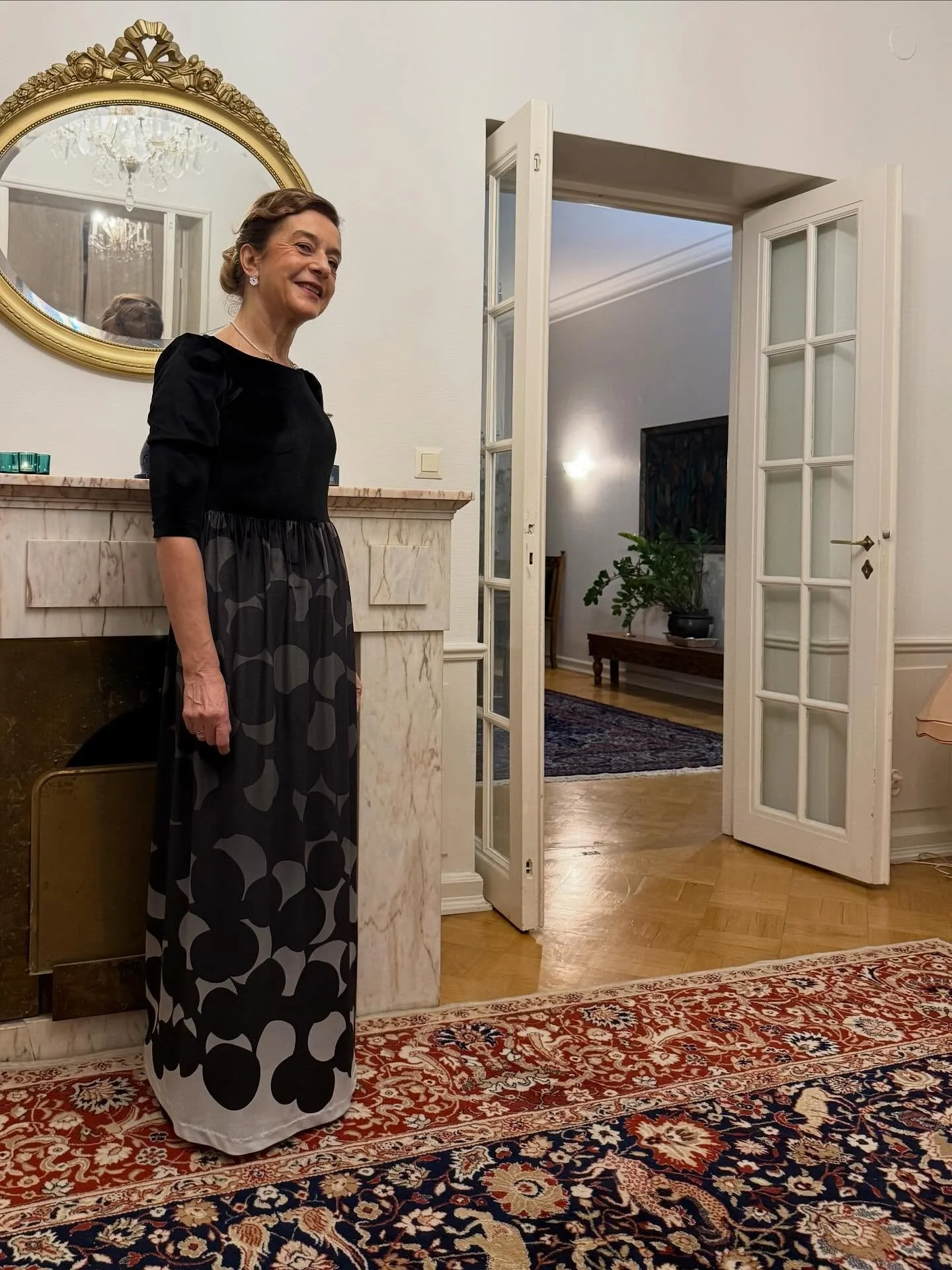 🇫🇮💙🇧🇬 Bulgarian suurl&auml;hettil&auml;s H.E. Nina Simova on valinnut suomalaista designia Suomen suurl&auml;hettil&auml;s kautensa viimeiseen itsen&auml;isyysp&auml;iv&auml;n vastaanottoon. H&auml;nell&auml; on yll&auml;&auml;n suunnittelemani 