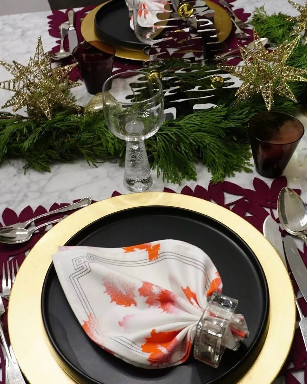 🎄🍽️💋Jouluntunnelmaa kodista, jossa upean joulukattauksen osana olivat XOXO-kangasservetit. On ihanaa n&auml;hd&auml; oma kuosi osana n&auml;in kauniisti ja huolella stailattua kattausta. Kiitos @lafinlandesa 😘

🎄🍽️💋Christmas atmosphere from a 