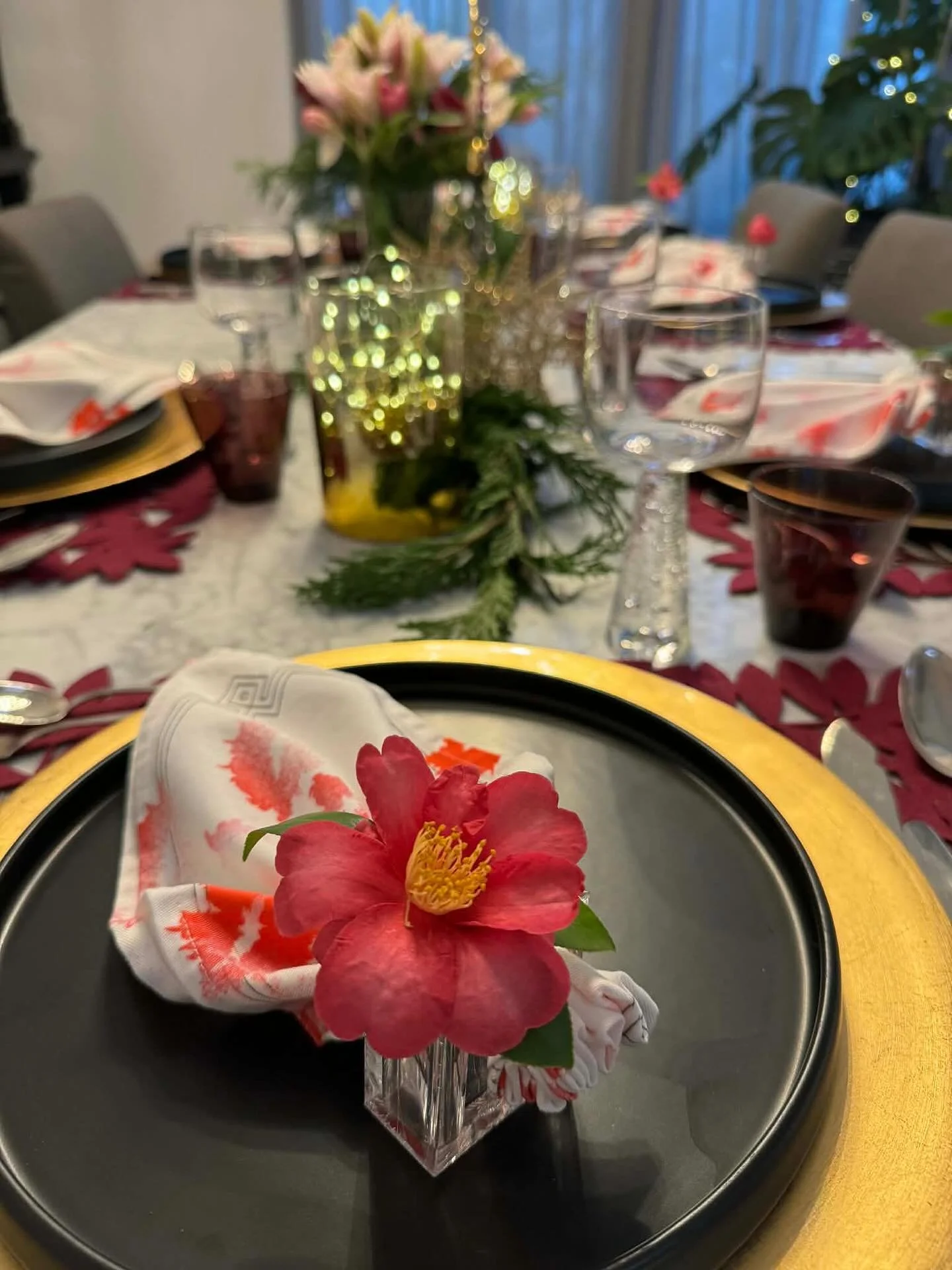 🌺💋XOXO-servetit viimeistelem&auml;ss&auml; upean kodin joulukattausta, kauniina yksityiskohtana omalta pihalta ker&auml;tyt kamelian kukat. Fantastista stailausta by
@lafinlandesa kiitos ❤️

🌺💋XOXO napkins finishing off a beautiful Christmas tabl