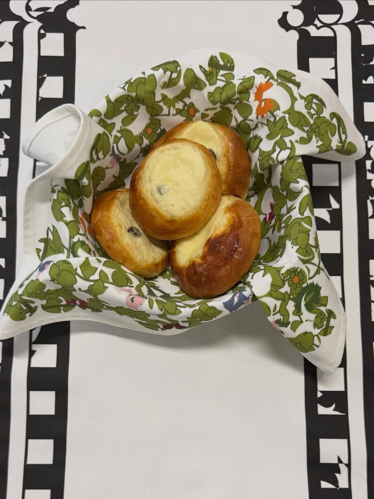 P&auml;&auml;si&auml;islauataihin ilon toivat naapurista kantautuneet tuoreet rahkapullat, ai ett&auml; mik&auml; tuoksu ja maku 😋🍮🐥 kiitos 🧡
 
Korin v&auml;rik&auml;s tekstiili on Garden Lips -kuosisarjan servetti, 35 x 35 cm, 100% puuvilla, sek