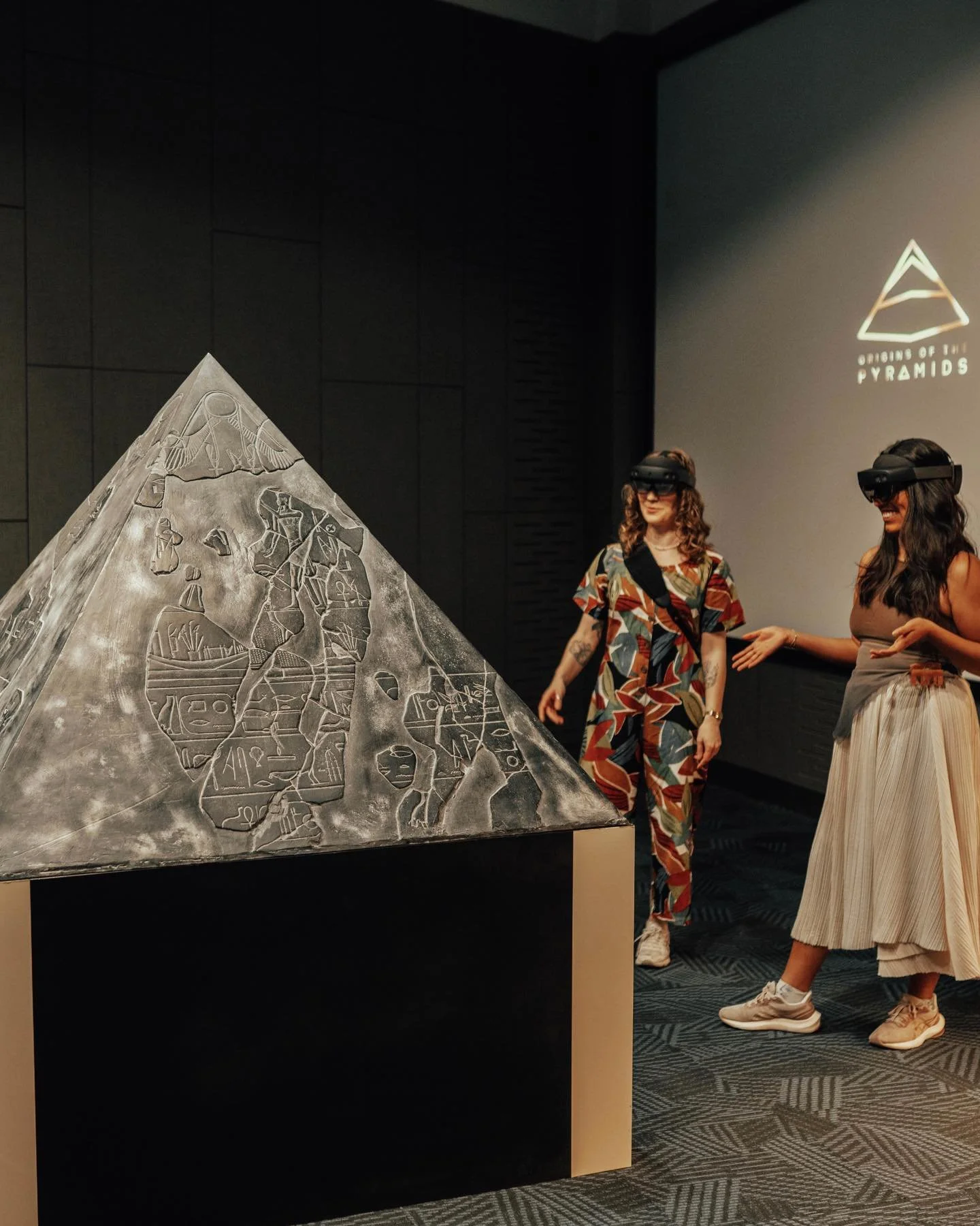 Just a couple of weeks ago the grand new museum of Cairo @grandegyptianmuseum opened 😱😍🇪🇬🙌 And as we just happened to be in Egypt for some amazing work, we of course wanted to check it out 🤩 It was stunning! Beautiful and grand! Filled with his