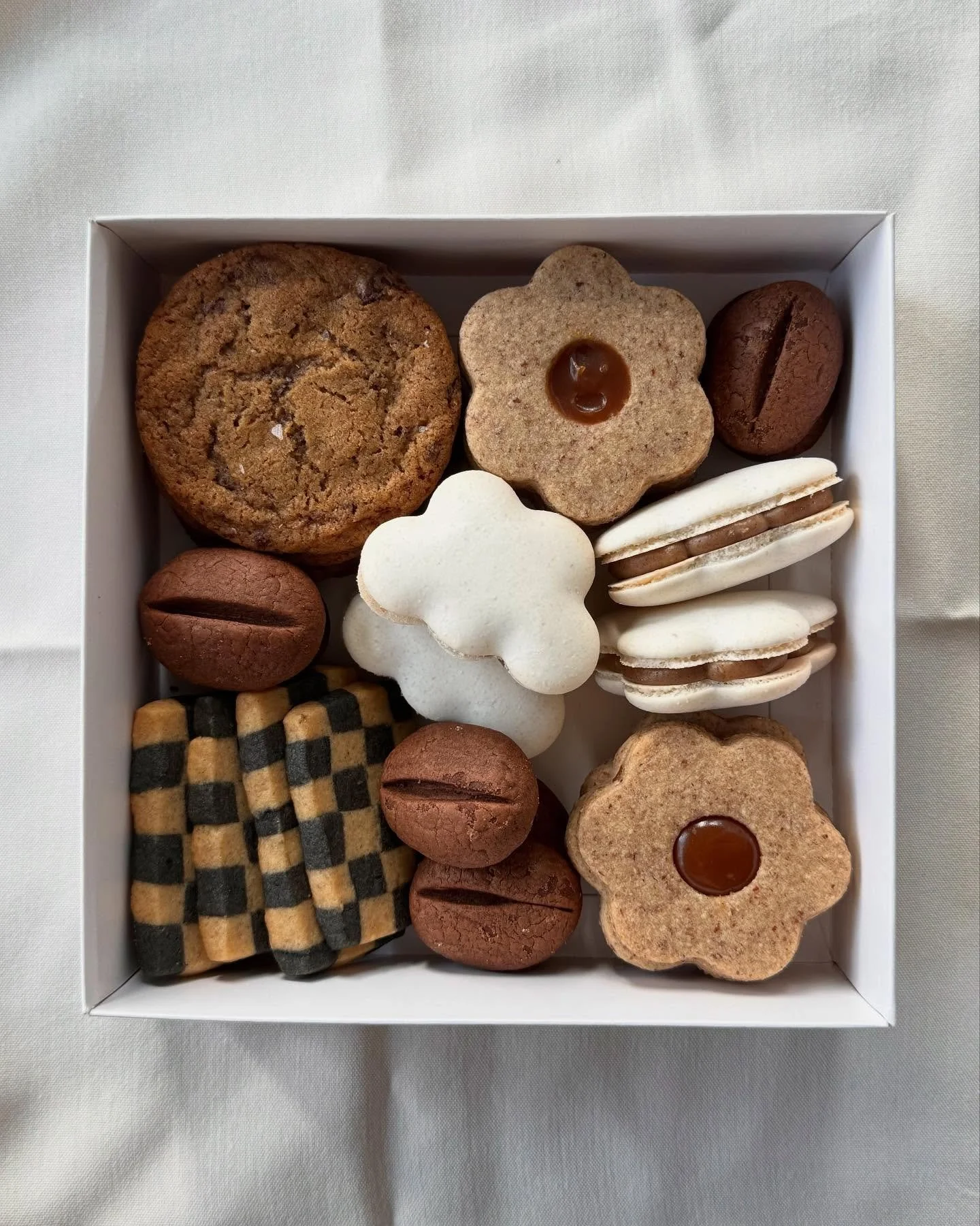 December Cookie Box Preorders are now live ✨

Box of 22 cookies 🍪

4 Browned Butter + Sea Salt Chocolate Chip
4 Black Sesame + Tahini Checkerboard
4 Salted Caramel Linzer
6 Espresso Bean

Pickup in Lakeshore East, Chicago 12/7

Link in Bio to preord