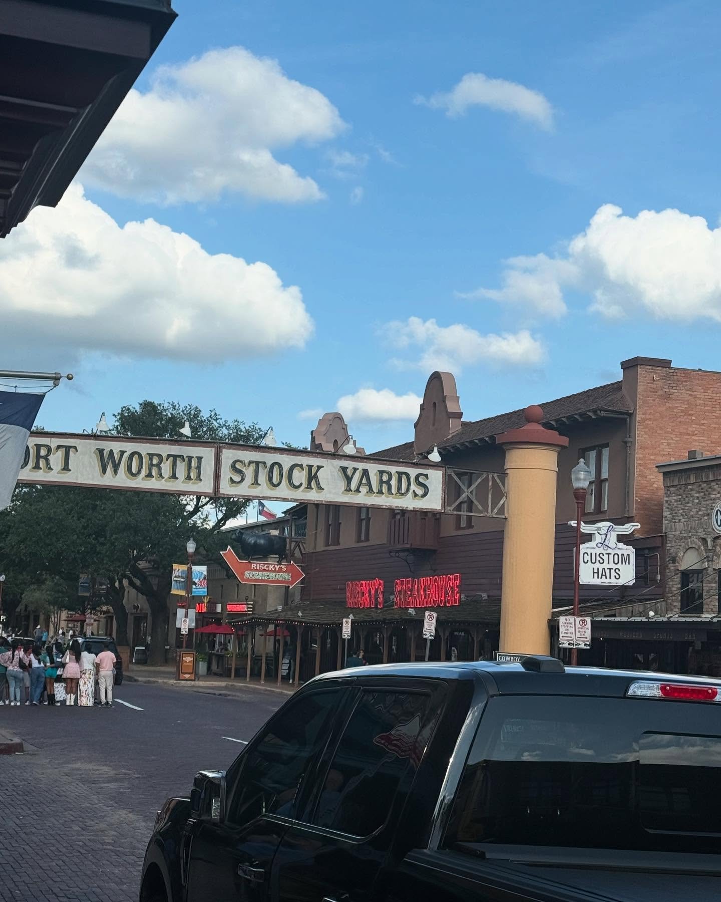 Just hanging out in the Fort Worth stockyards!
#touringlocal #visitfortworth #texasbedandbreakfast #rosenhouseinn #johnwayneexperience #stayinn