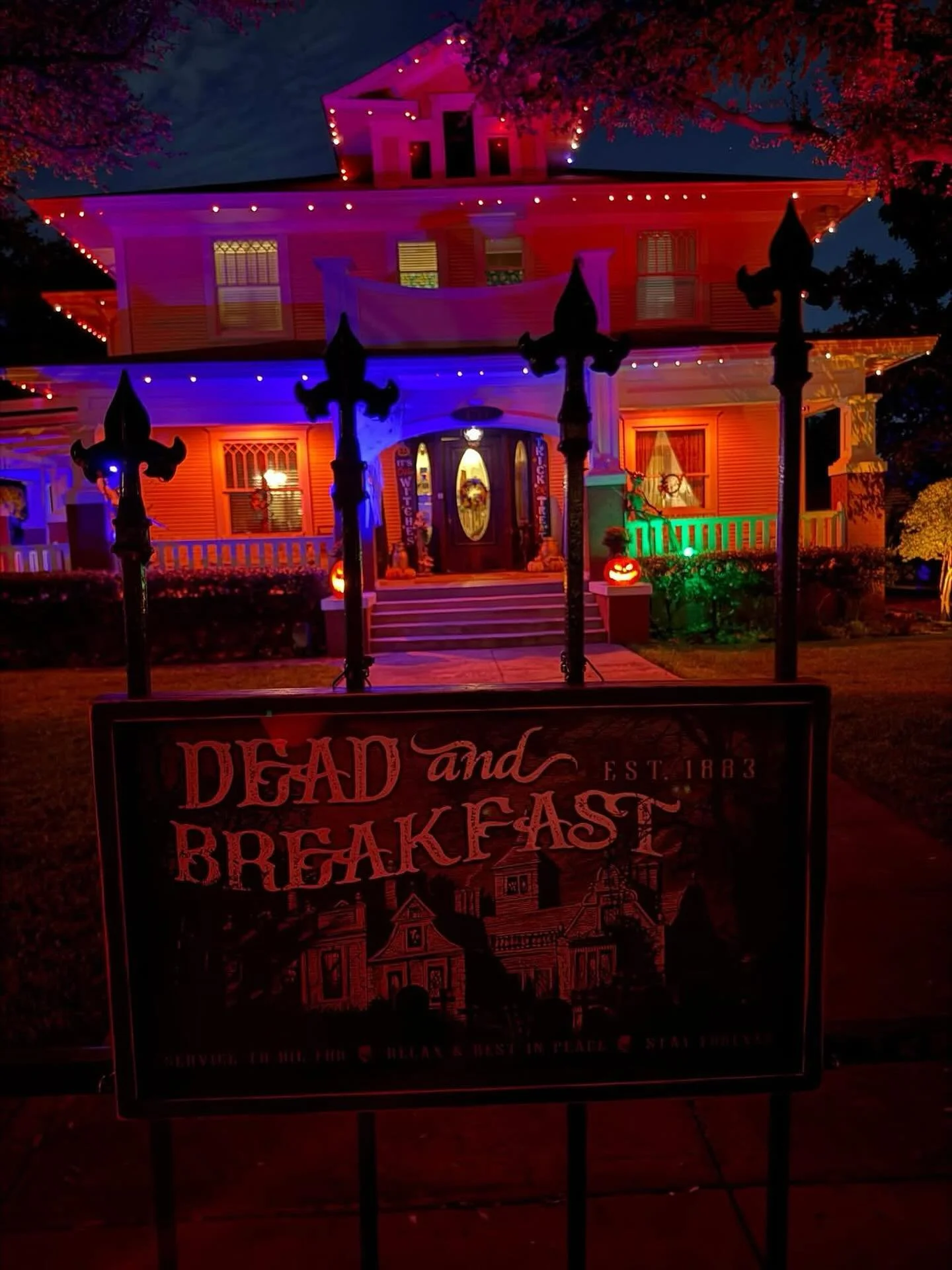 One spooky room available for Halloween weekend! Call to book 888-791-4850
#texasbedandbreakfast #visitfortworth #greatstaysoftexas #nearsouthsidefw #stayinn #rosenhouseinn